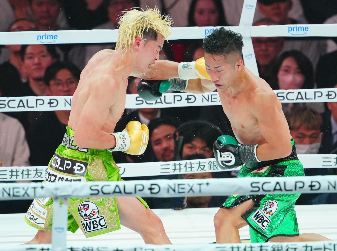 那須川天心対井上拓真　8回、打ち合う那須川と井上拓（撮影・垰建太）