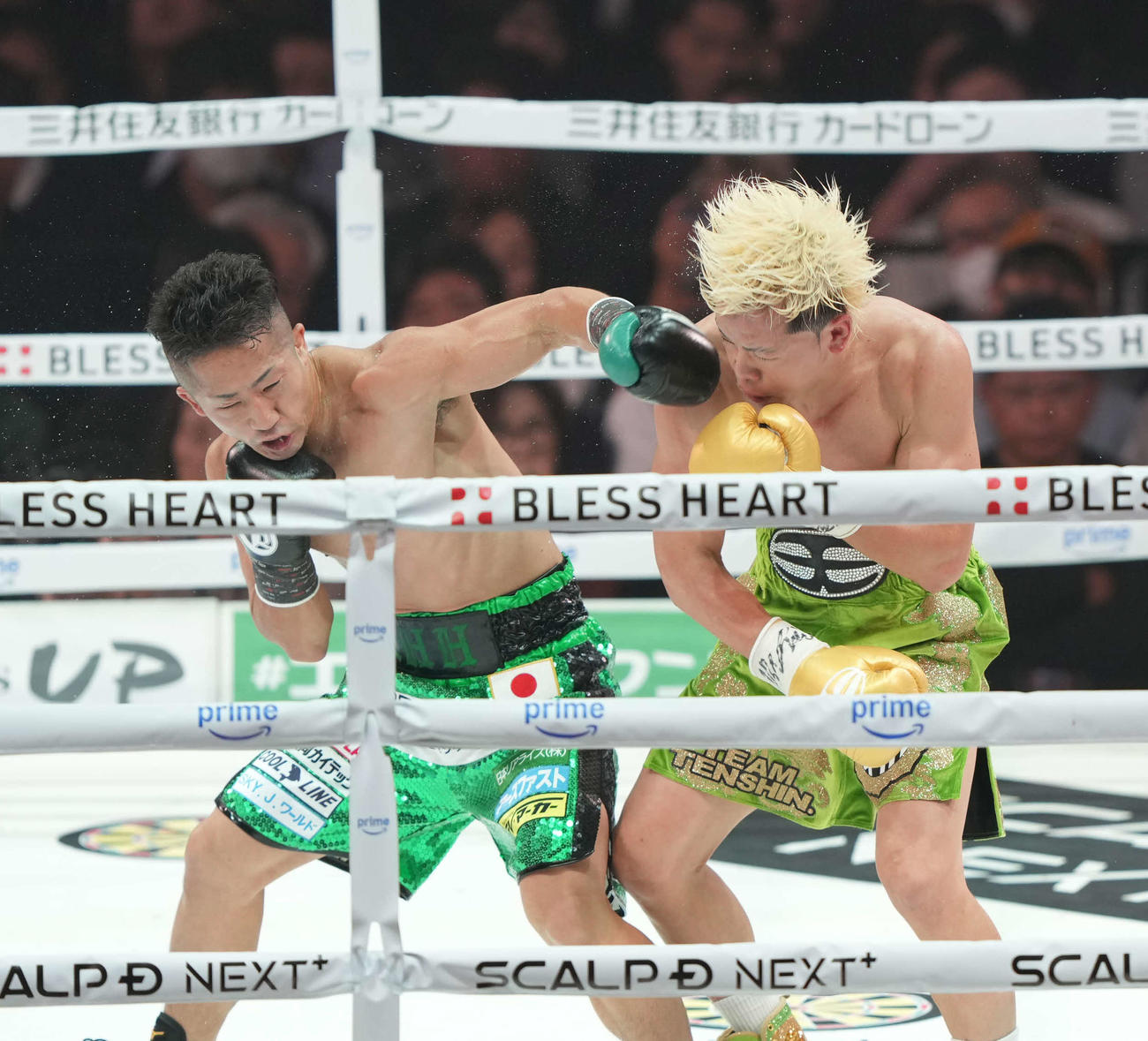 WBC世界バンタム級王座決定12回戦　4回、打ち合う那須川天心（右）と井上拓真（撮影・井上学）