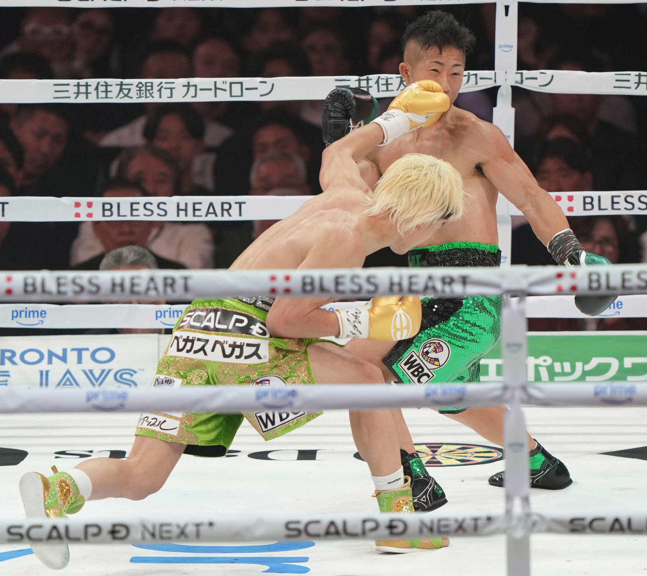 WBC世界バンタム級王座決定12回戦　那須川天心対井上拓真　那須川天心のパンチを浴びる井上拓真（撮影・井上学）