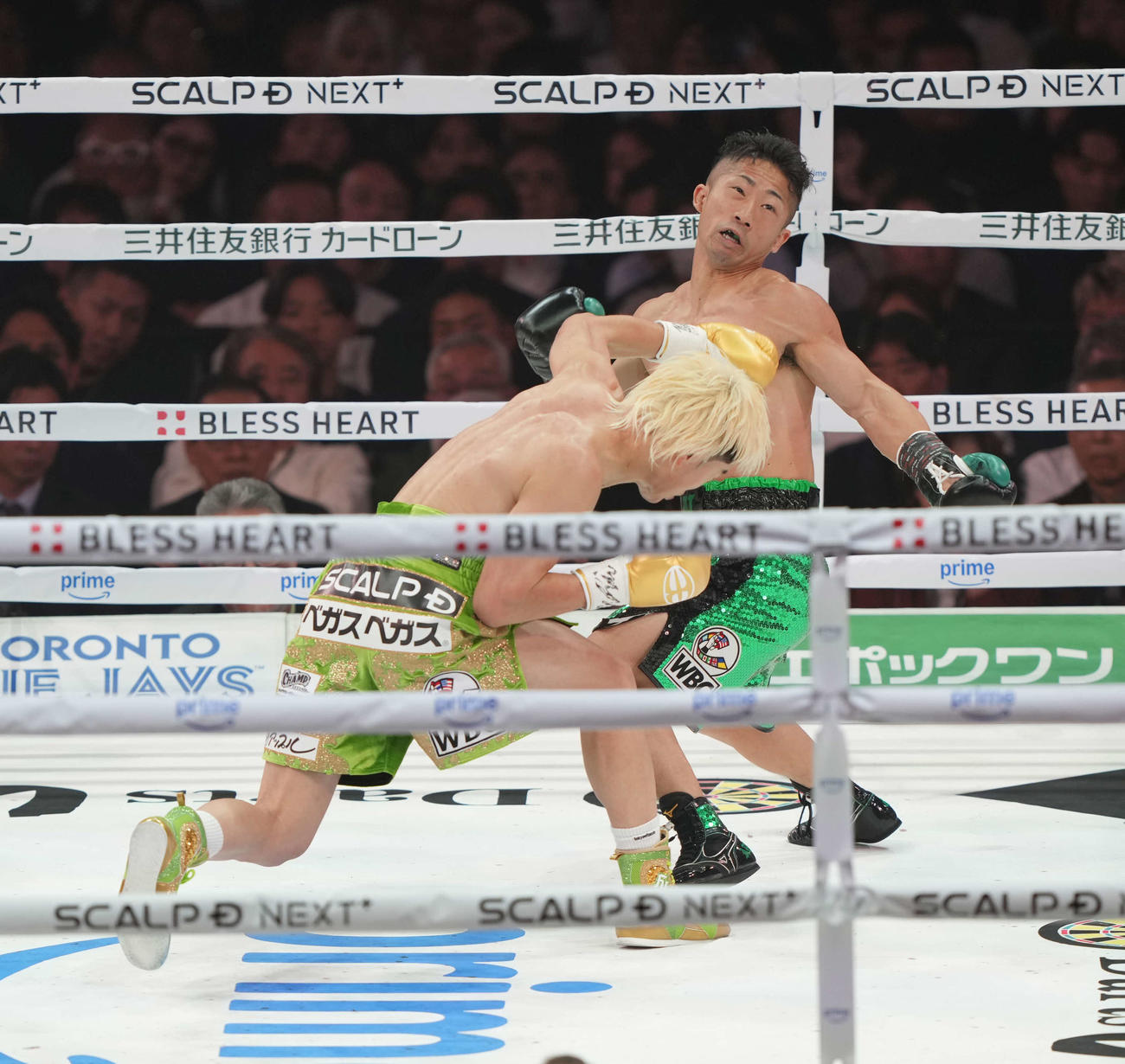 WBC世界バンタム級王座決定12回戦　那須川天心対井上拓真　那須川天心のパンチを浴びる井上拓真（撮影・井上学）