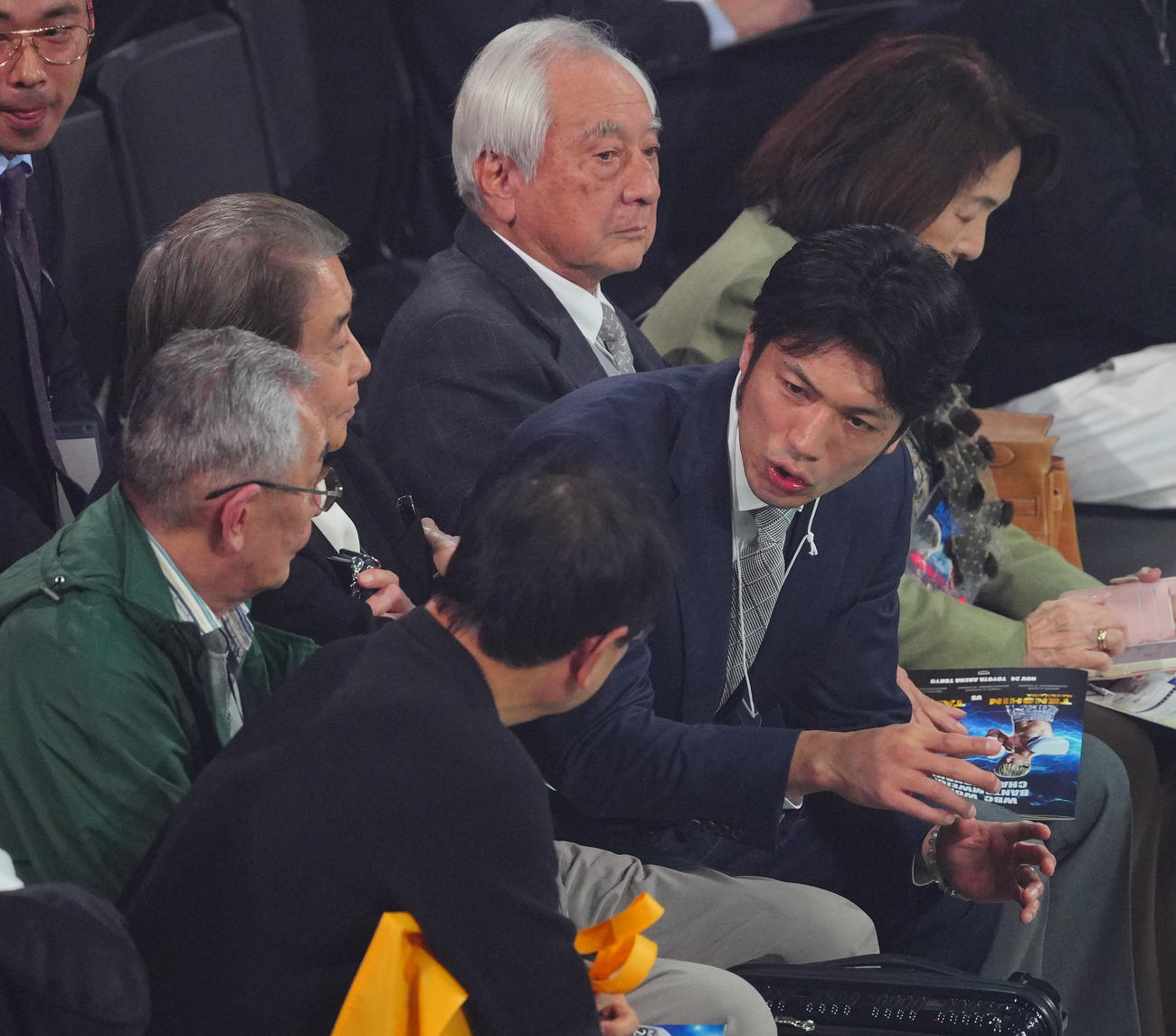 観戦する村田氏（右）（撮影・垰建太）