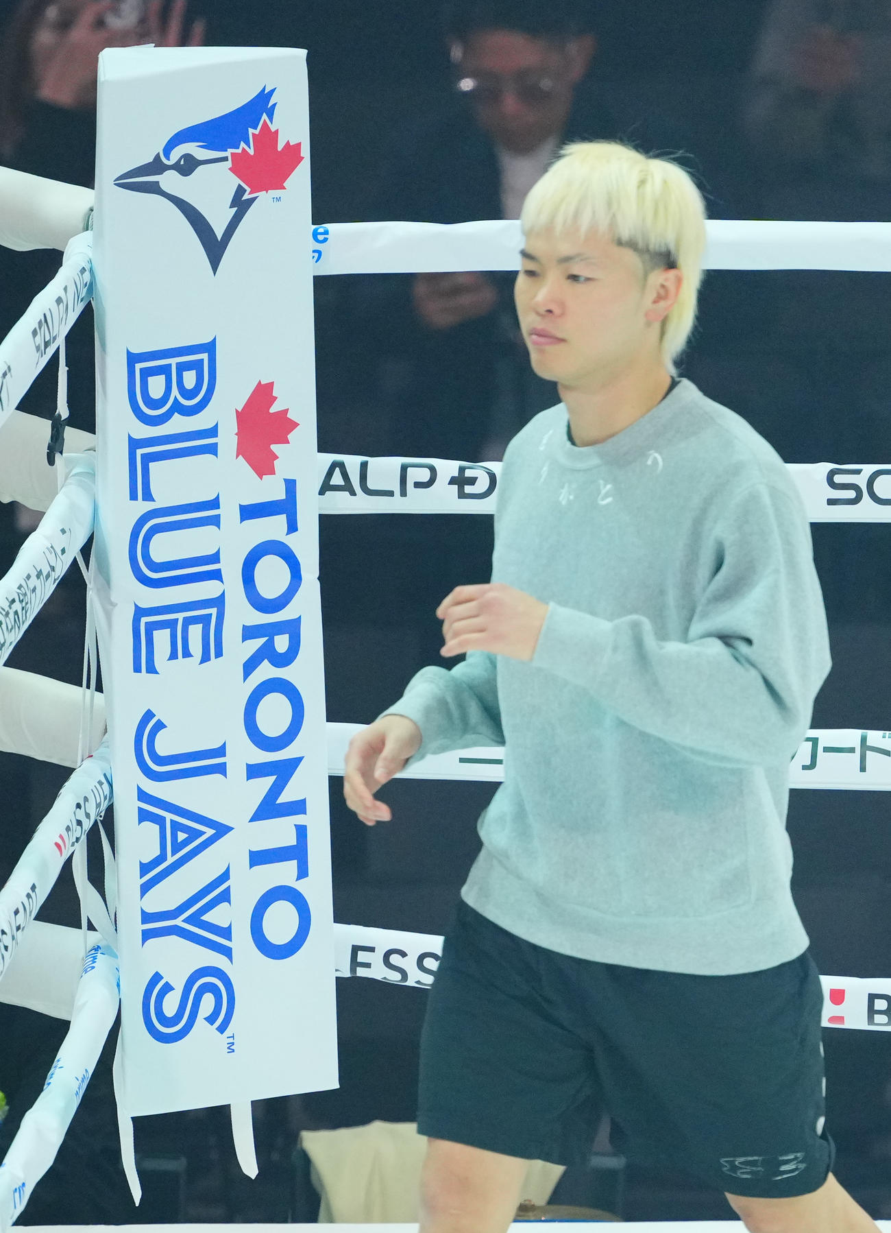 リングに置かれたブルージェイズの広告（撮影・垰建太）