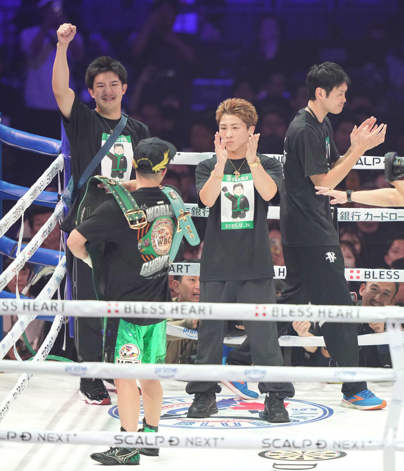 WBC世界バンタム級王座決定12回戦　井上拓真（手前）に拍手を送る井上尚弥（撮影・井上学））