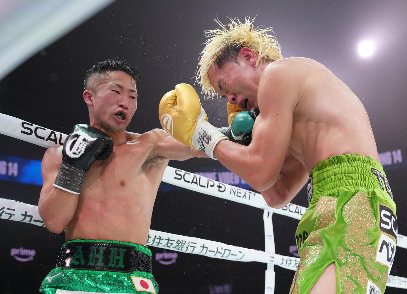 WBC世界バンタム級王座決定戦　11回、井上拓（左）は那須川を激しく攻める（撮影・足立雅史）