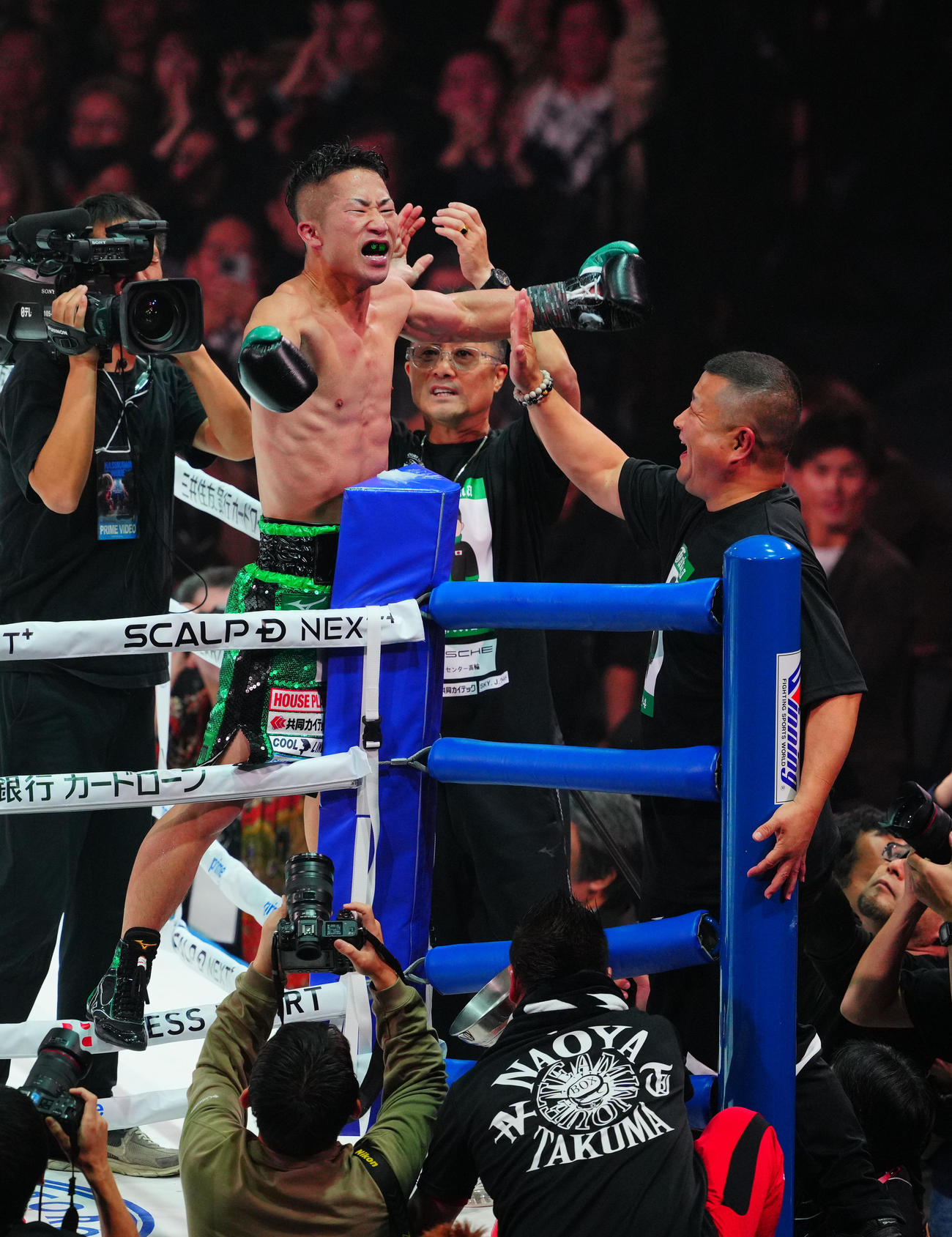 那須川天心対井上拓真　試合終了のゴングとともに雄たけびをあげる井上拓（撮影・垰建太）