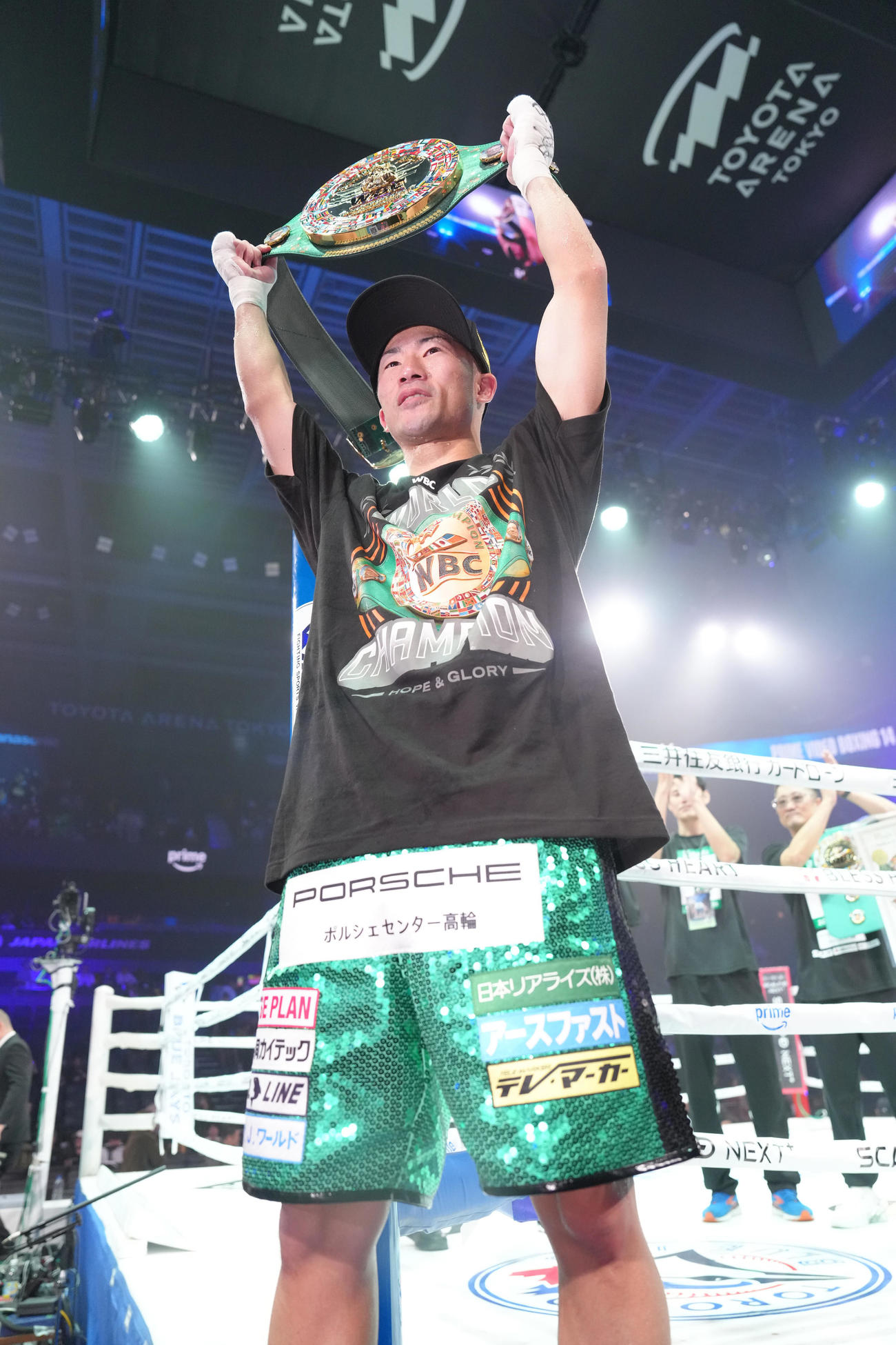 WBC世界バンタム級王座決定戦　那須川に勝利した井上拓はベルトを掲げる（撮影・足立雅史）