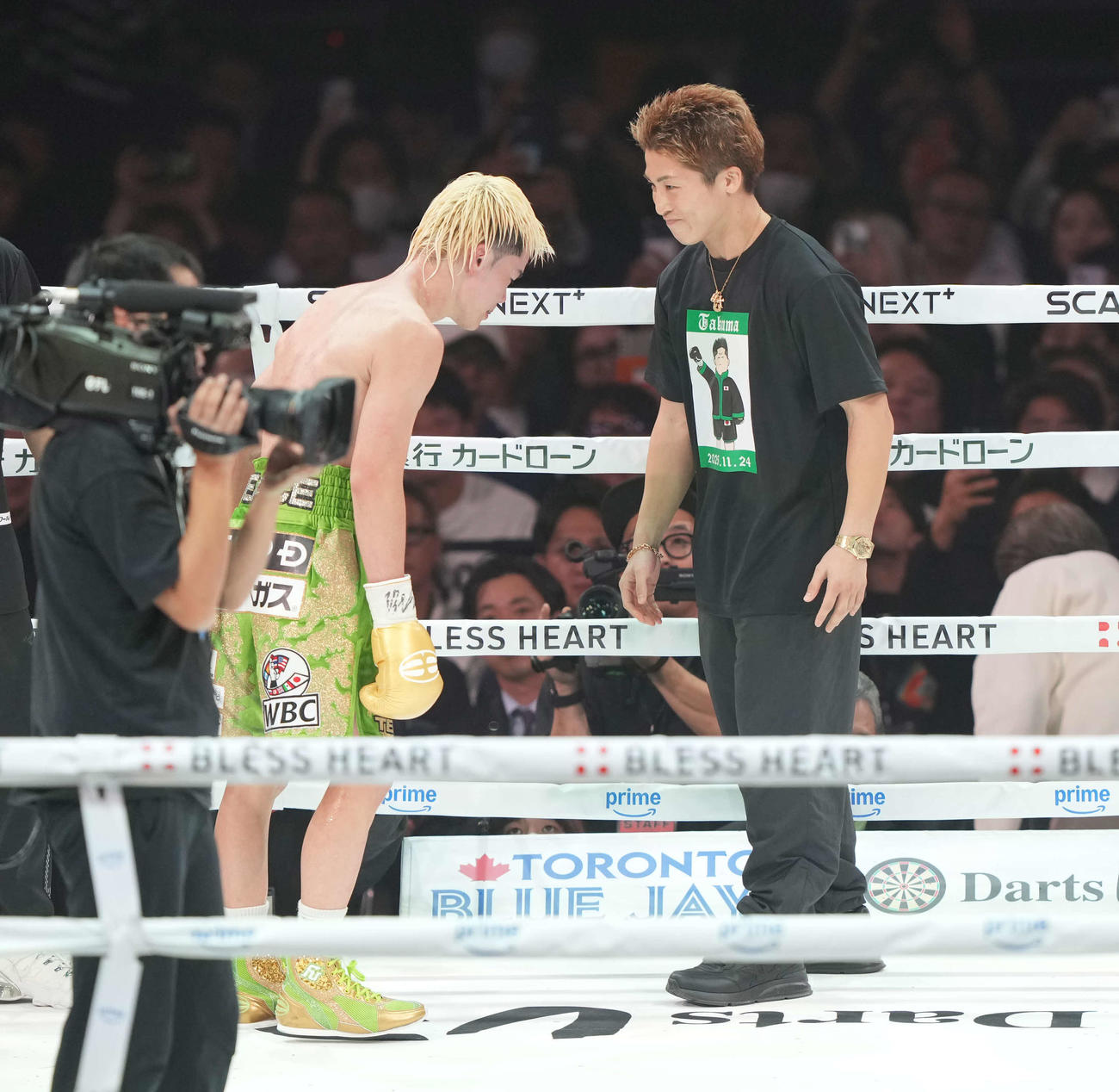 WBC世界バンタム級王座決定12回戦　井上尚弥（右）にあいさつする那須川天心（撮影・井上学）