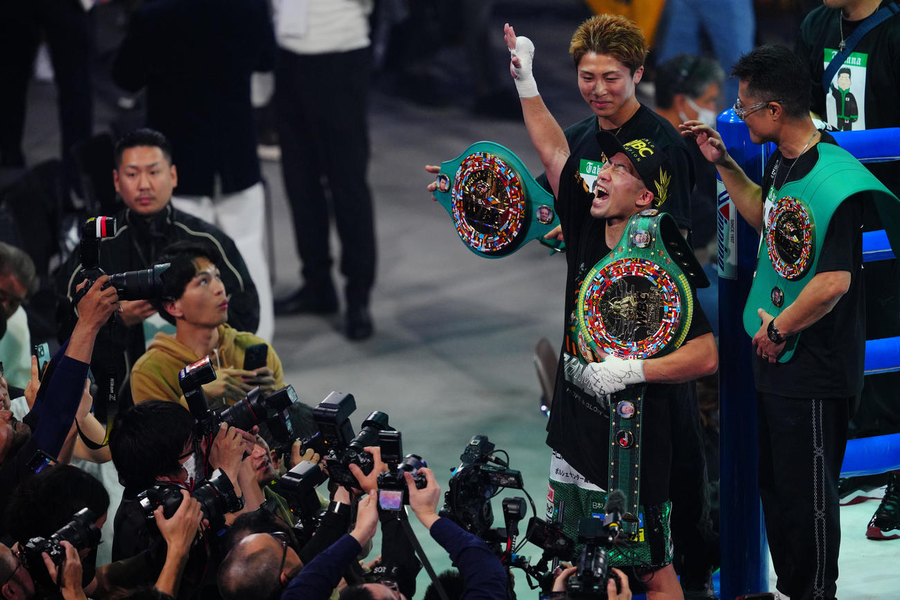 判定で新王者となった井上拓（中央）はベルトを肩に喜びを爆発させる（撮影・垰建太）