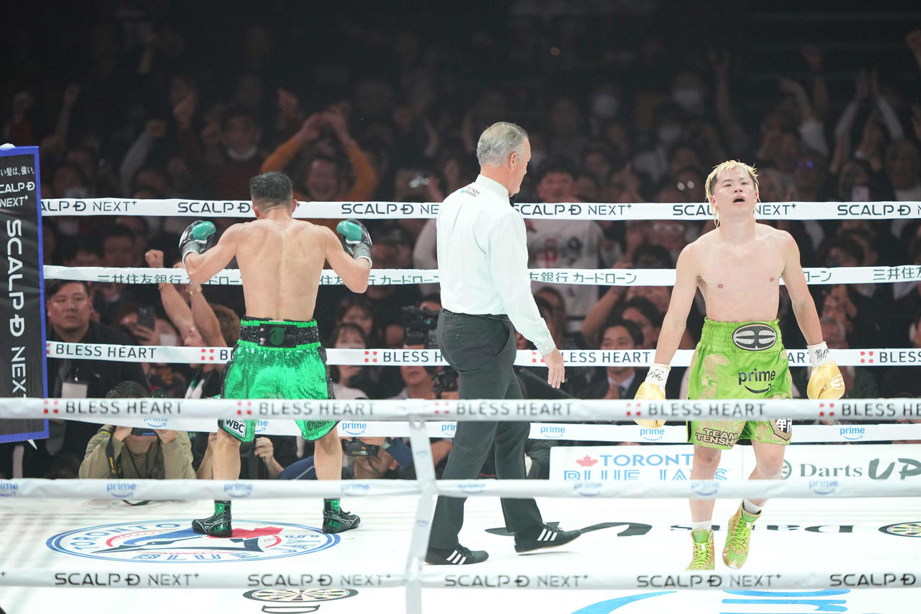 WBC世界バンタム級王座決定12回戦　戦い終えぼうぜんとする那須川（右）。奥は井上（撮影・井上学）