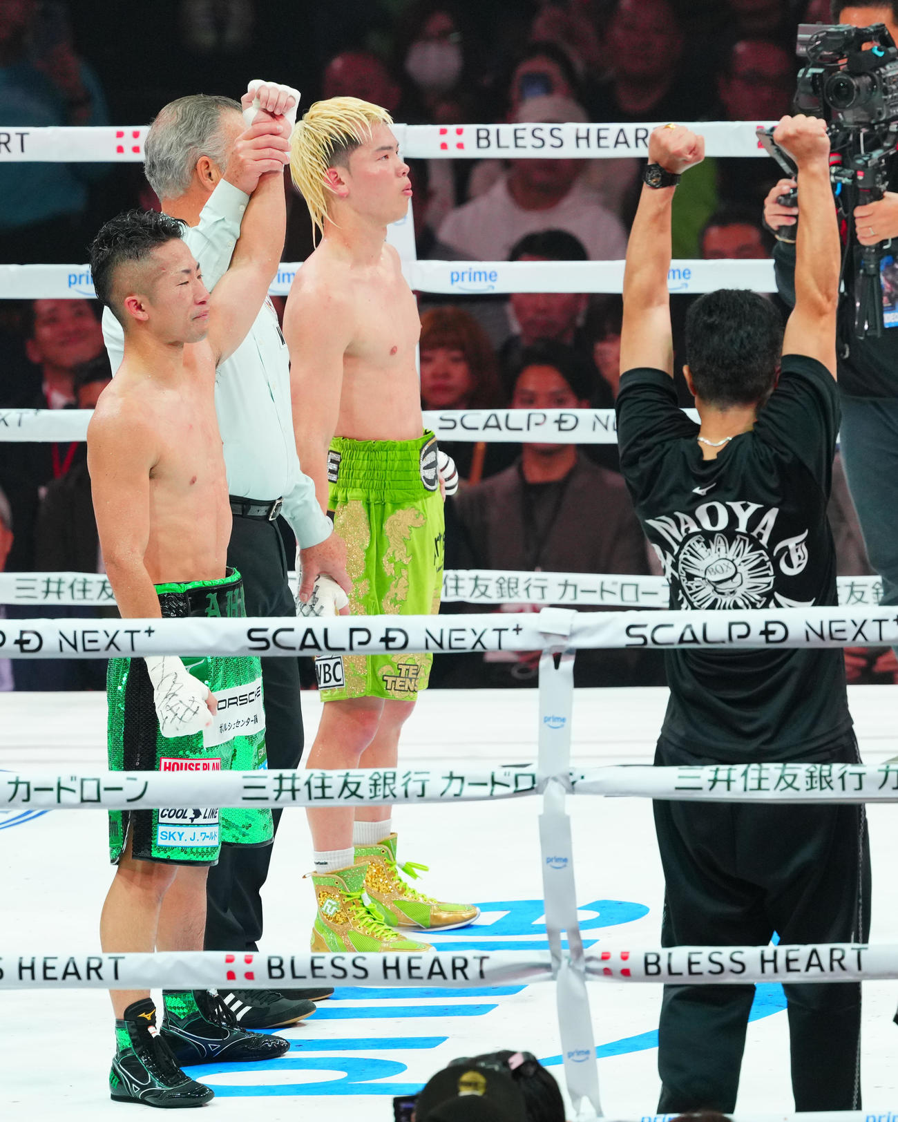 那須川天心対井上拓真　判定で那須川（後方）に勝利し勝ち名乗りを受ける井上拓（撮影・垰建太）