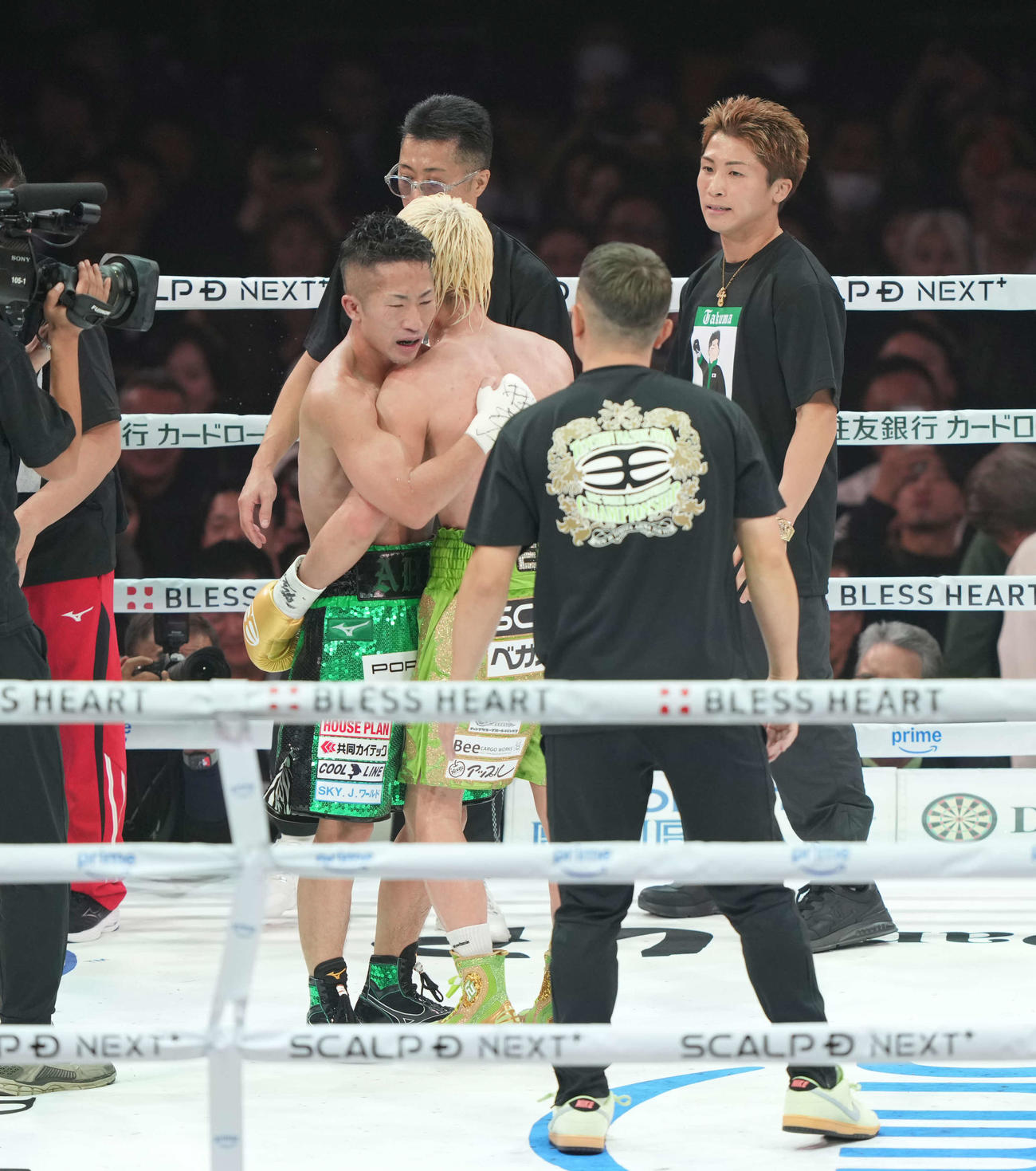 WBC世界バンタム級王座決定12回戦　戦い終え抱き合う井上拓真（左）と那須川天心。右は井上尚弥（撮影・井上学）