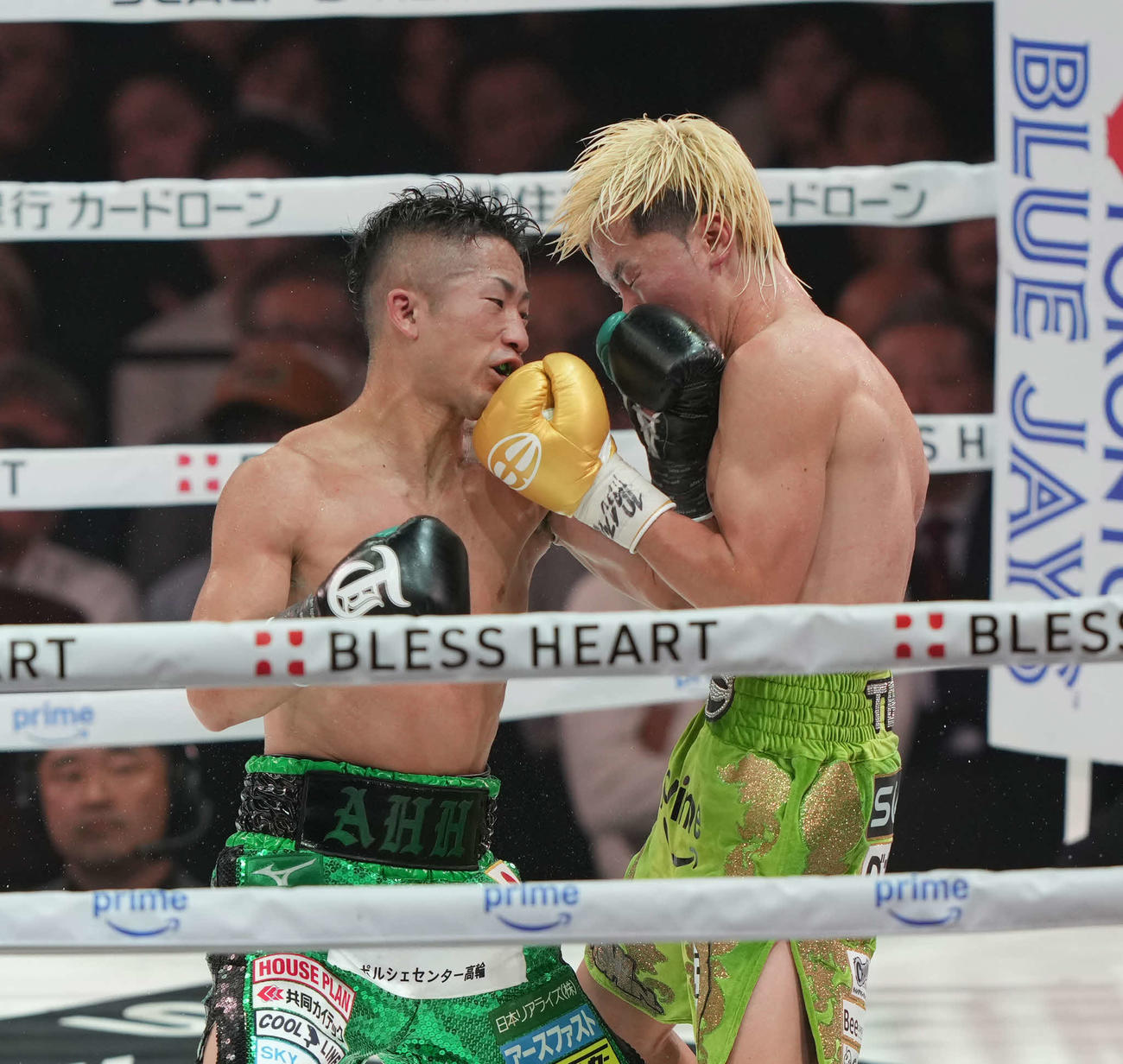 WBC世界バンタム級王座決定12回戦　10回、打ち合う那須川（右）と井上（撮影・井上学）