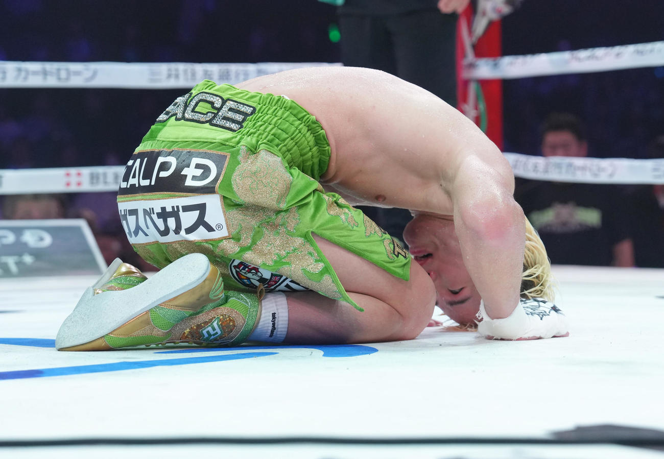 WBC世界バンタム級王座決定戦　井上拓に敗れた那須川はファンに頭を下げる（撮影・足立雅史）