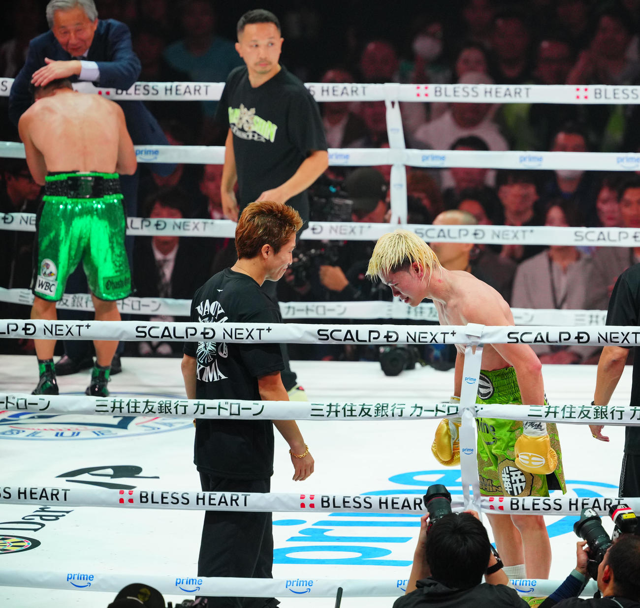 那須川天心対井上拓真　判定で井上拓（左後方）に敗れた那須川（手前右）は井上尚ら陣営にあいさつする＝2025年11月24日