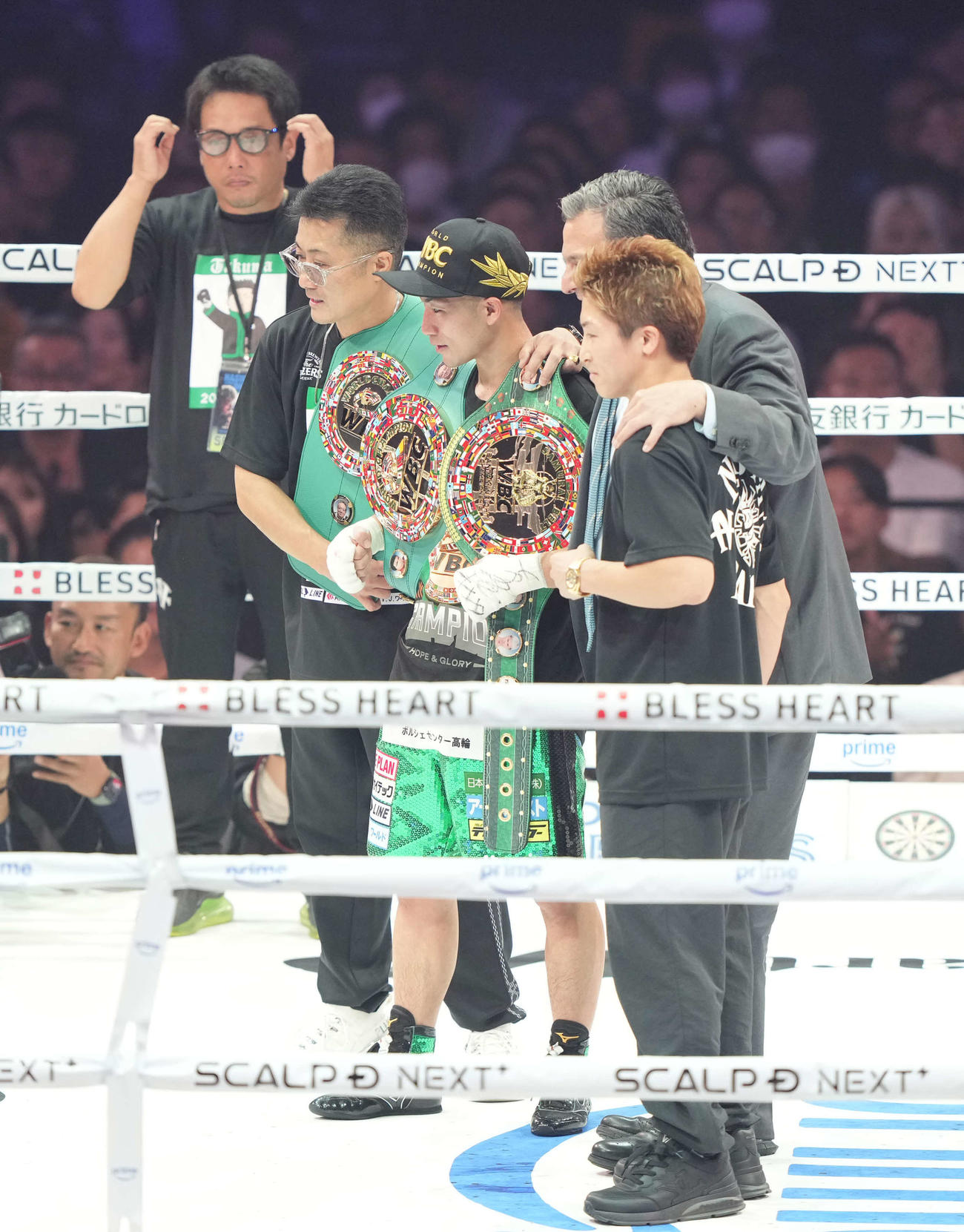 WBC世界バンタム級王座決定12回戦　記念撮影する井上拓真（中央）。手前は井上尚弥（撮影・井上学）