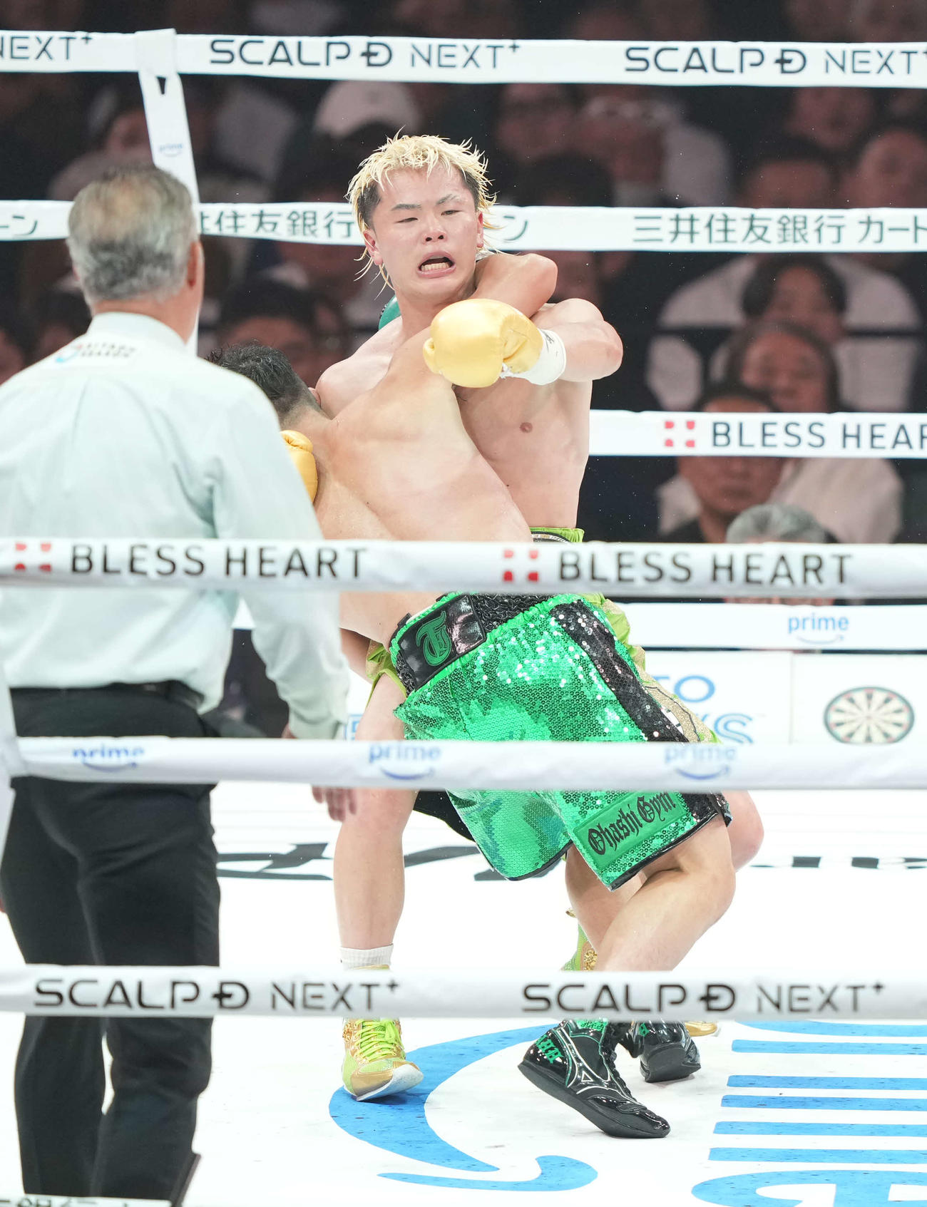 WBC世界バンタム級王座決定12回戦　7回、もみ合う那須川天心（右）と井上拓真（撮影・井上学）
