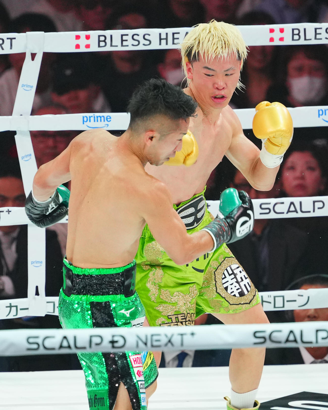 那須川天心対井上拓真　4回、右を打ち込む那須川（右）（撮影・垰建太）