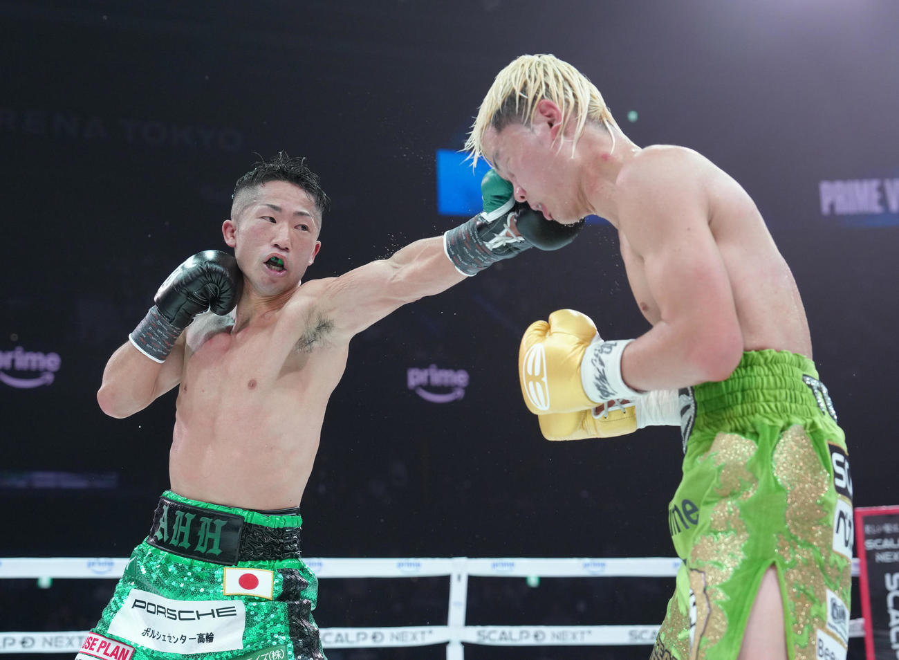 WBC世界バンタム級王座決定戦　12回、那須川の顔面をとらえる井上拓（撮影・足立雅史）