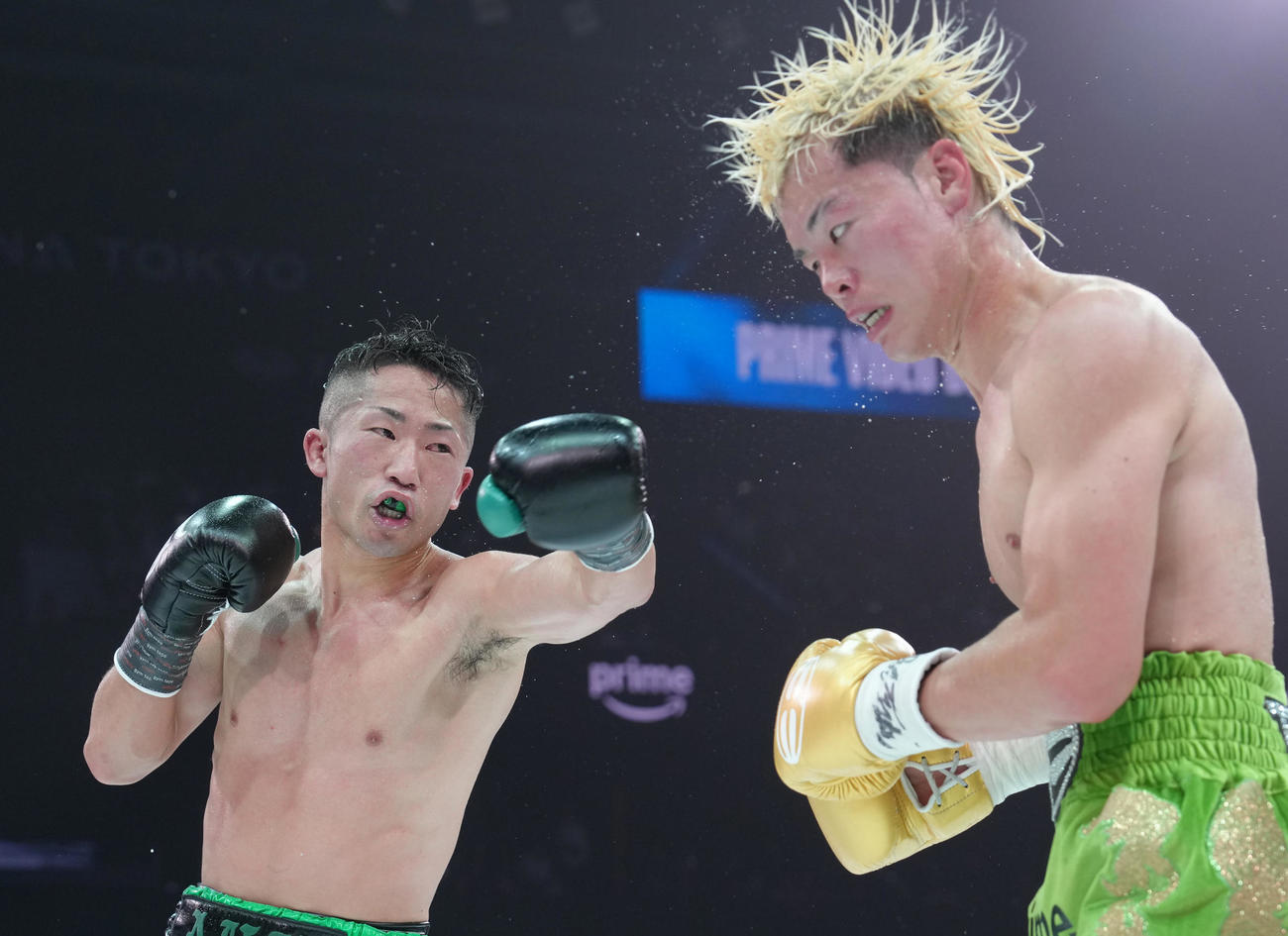 WBC世界バンタム級王座決定戦　12回、那須川の顔面をとらえる井上拓（撮影・足立雅史）