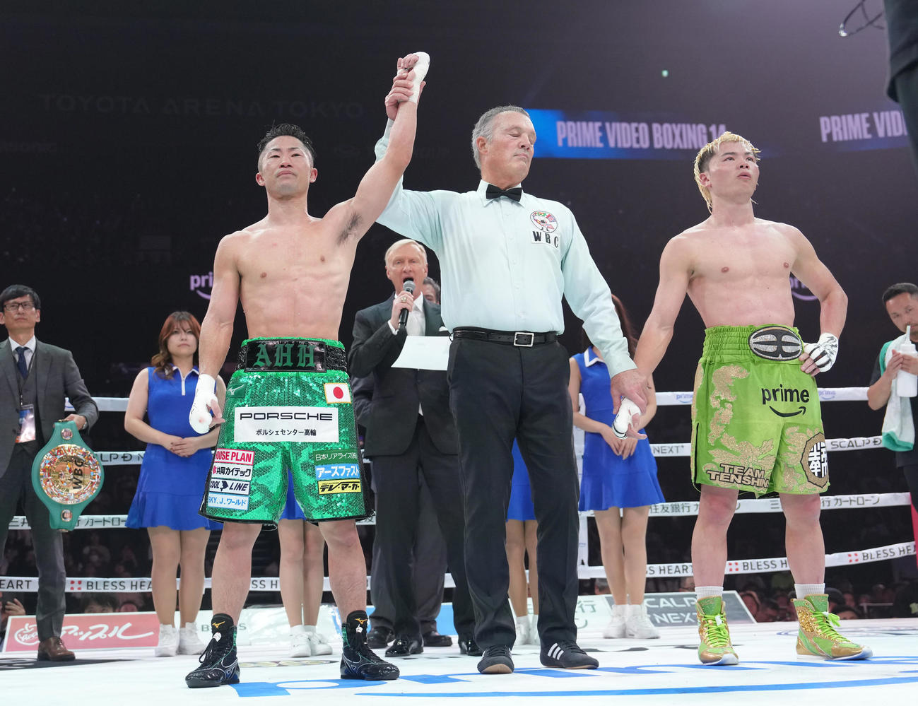 WBC世界バンタム級王座決定戦　那須川（右）に判定で勝利した井上拓（撮影・足立雅史）