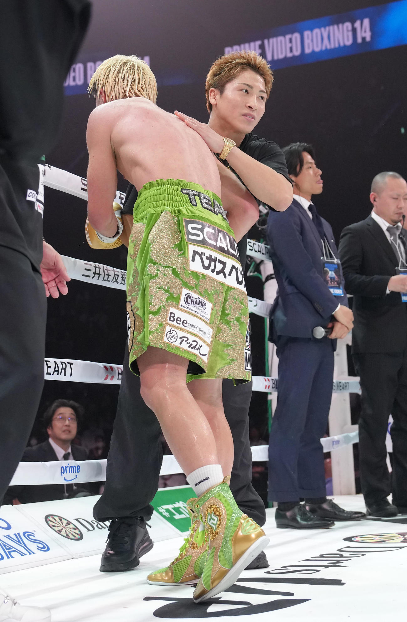 WBC世界バンタム級王座決定戦　試合を終え、抱き合う那須川（手前）と井上尚（撮影・足立雅史）
