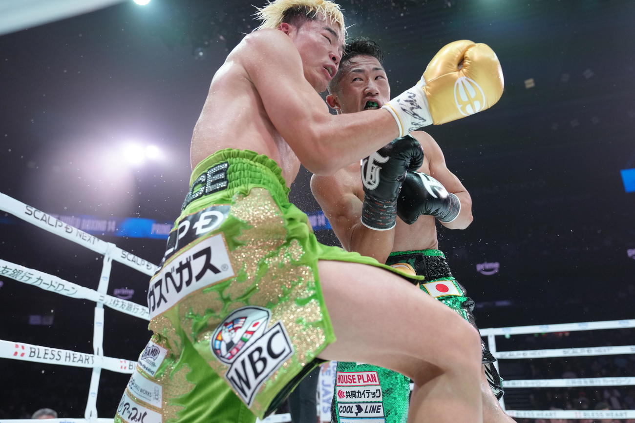 WBC世界バンタム級王座決定戦　5回、井上拓真は那須川天心を攻める（撮影・足立雅史）