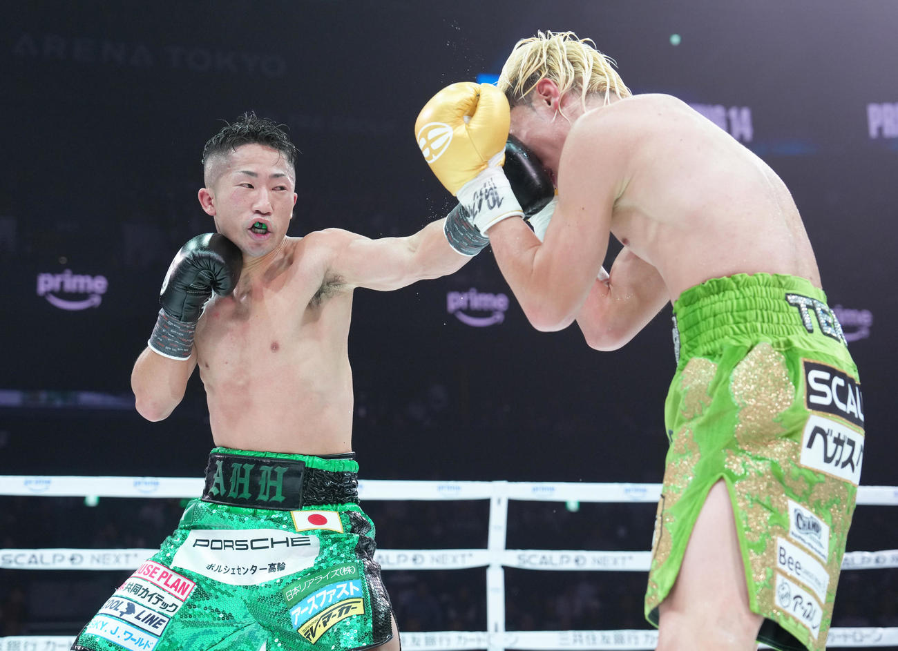 WBC世界バンタム級王座決定戦　12回、那須川の顔面をとらえる井上拓（撮影・足立雅史）