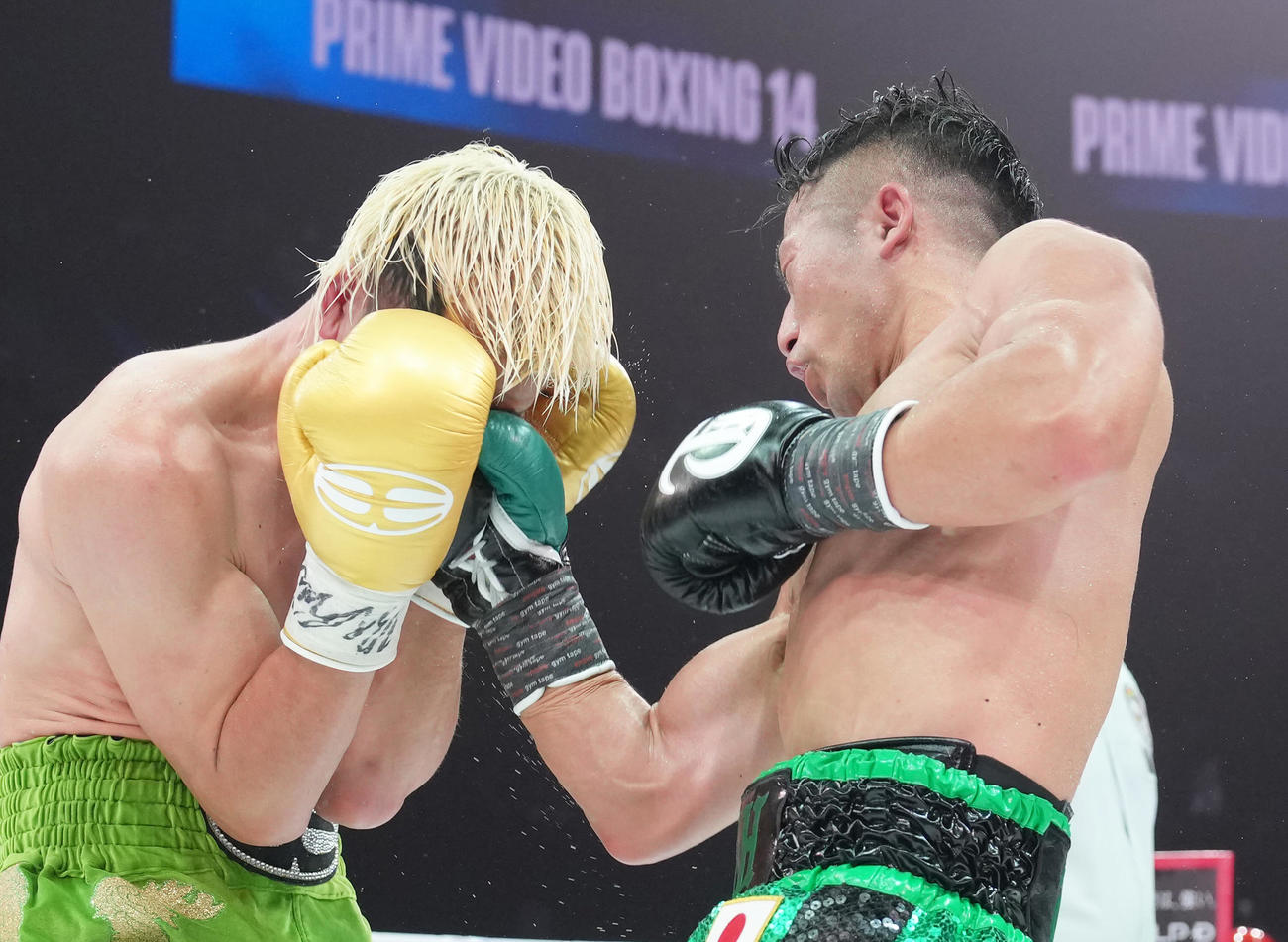 WBC世界バンタム級王座決定戦　11回、那須川（左）の顔面をとらえる井上拓（撮影・足立雅史）