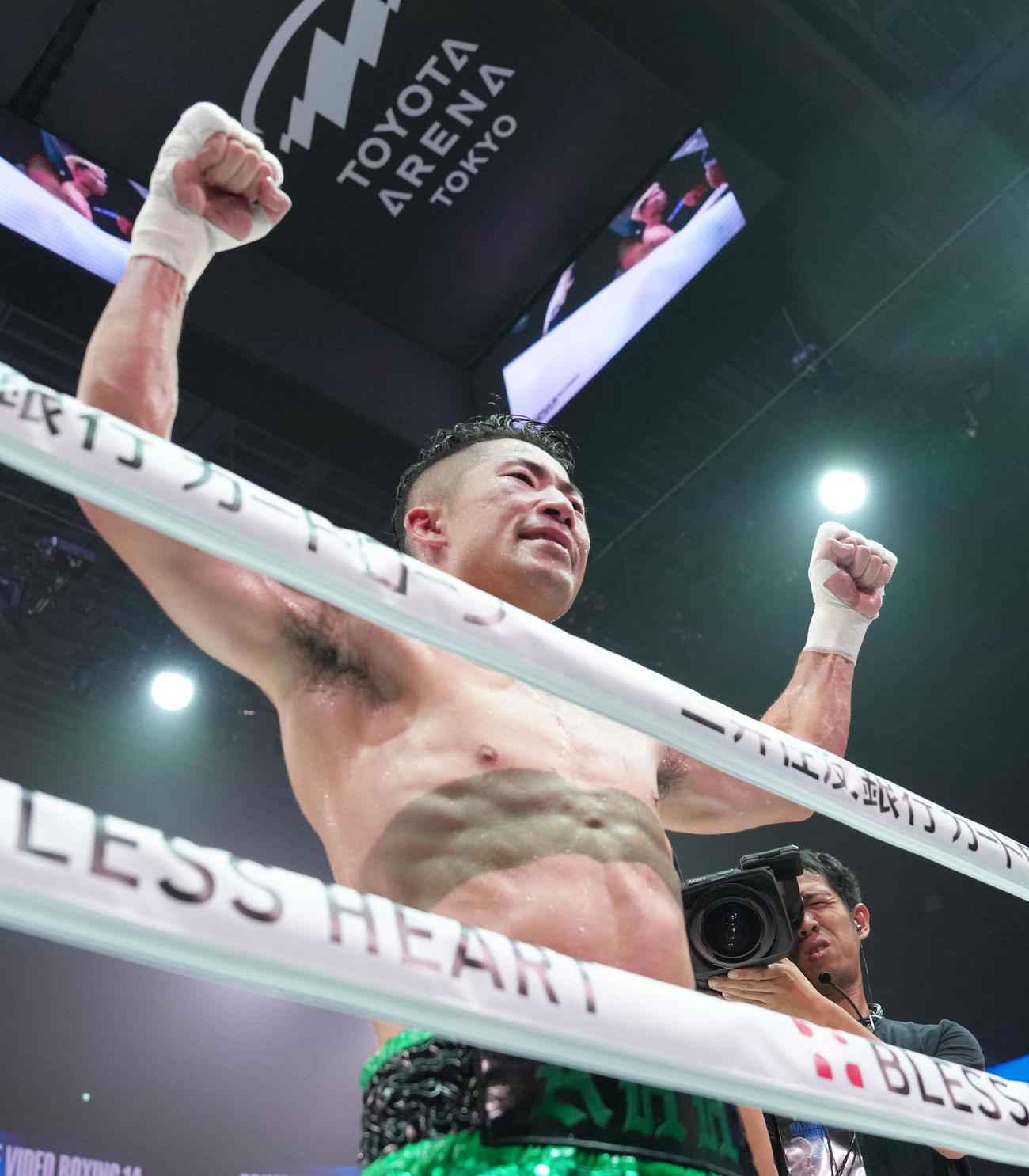 WBC世界バンタム級王座決定戦　試合を終え、ガッツポーズする井上拓（撮影・足立雅史）
