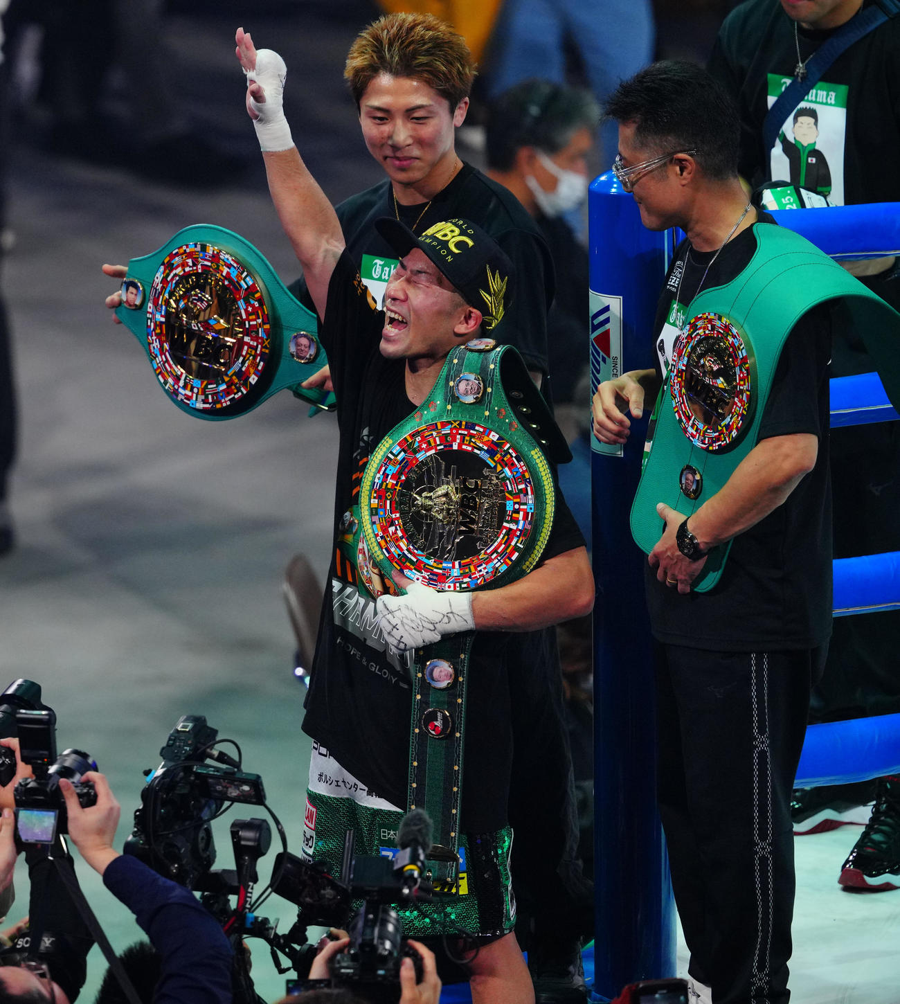 判定で新王者となった井上拓（中央）はベルトを肩に喜びを爆発させる（撮影・垰建太）