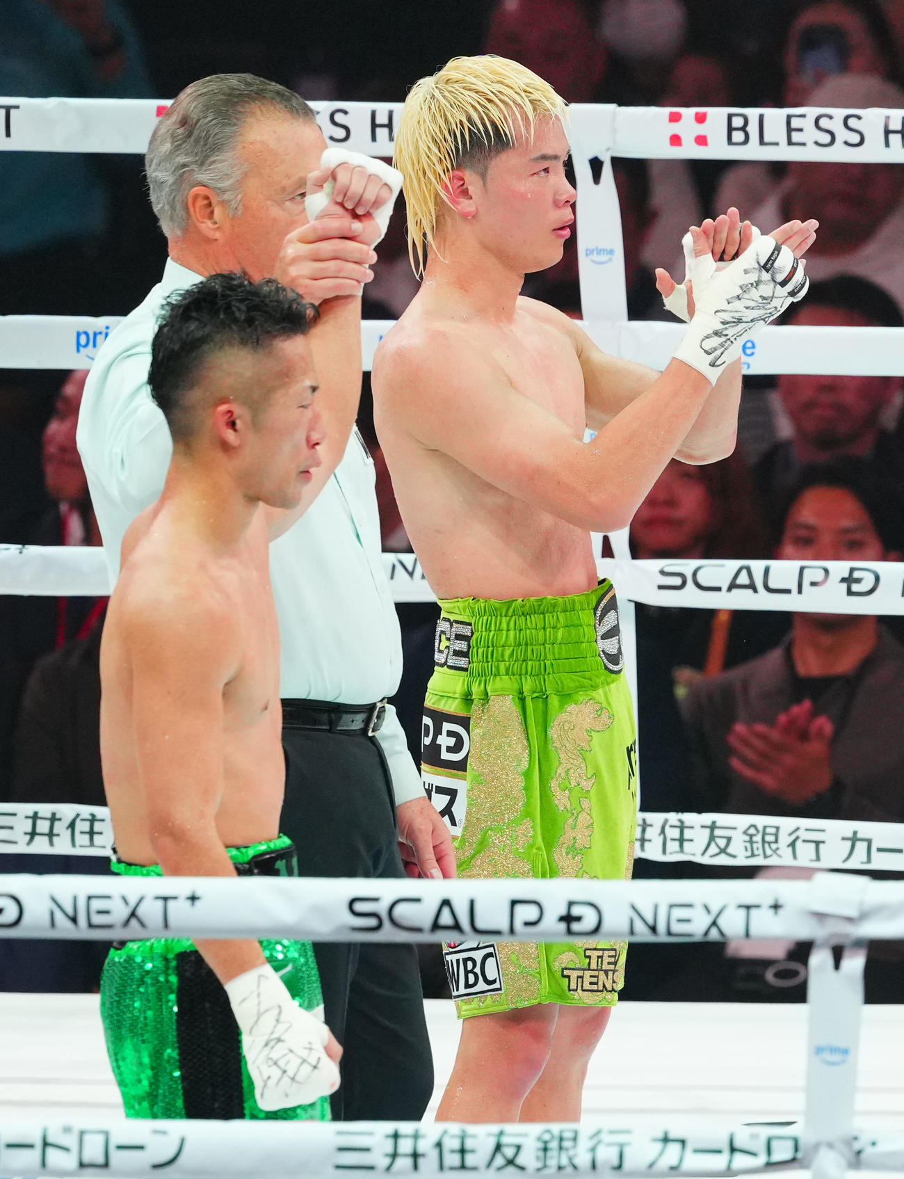 那須川天心対井上拓真　判定で井上拓（手前）に敗れた那須川は拍手でたたえる（撮影・垰建太）