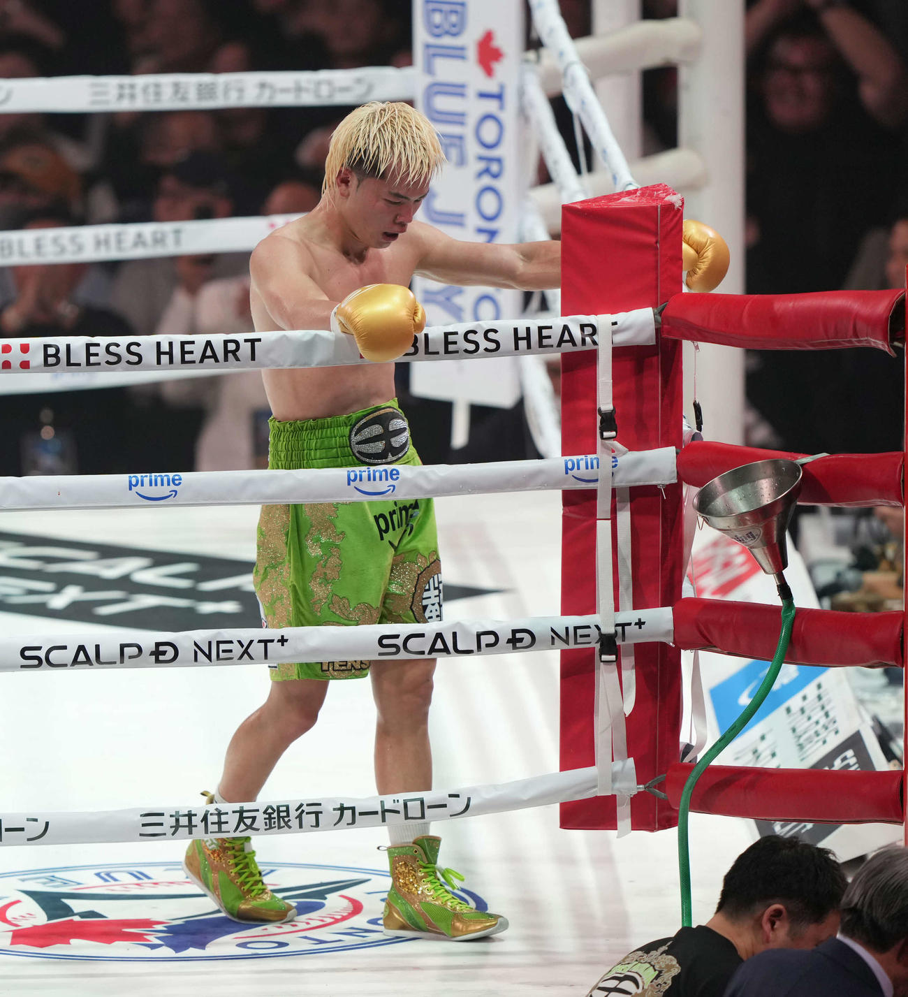 WBC世界バンタム級王座決定12回戦　戦い終えぼうぜんとする那須川天心（右）。奥は井上拓真（撮影・井上学）