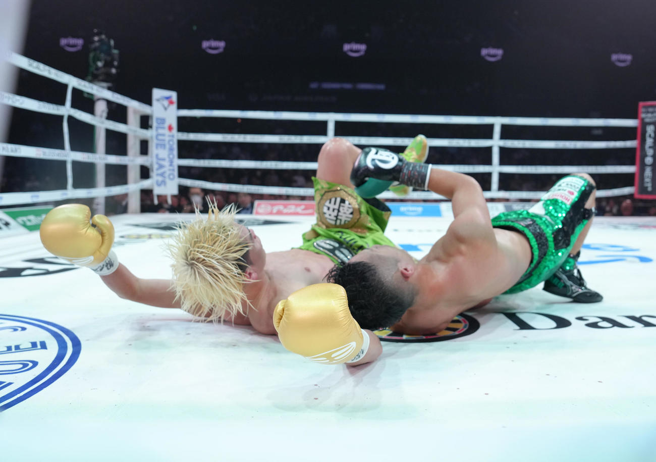 WBC世界バンタム級王座決定戦　9回、スリップする那須川（左）と井上拓（撮影・足立雅史）