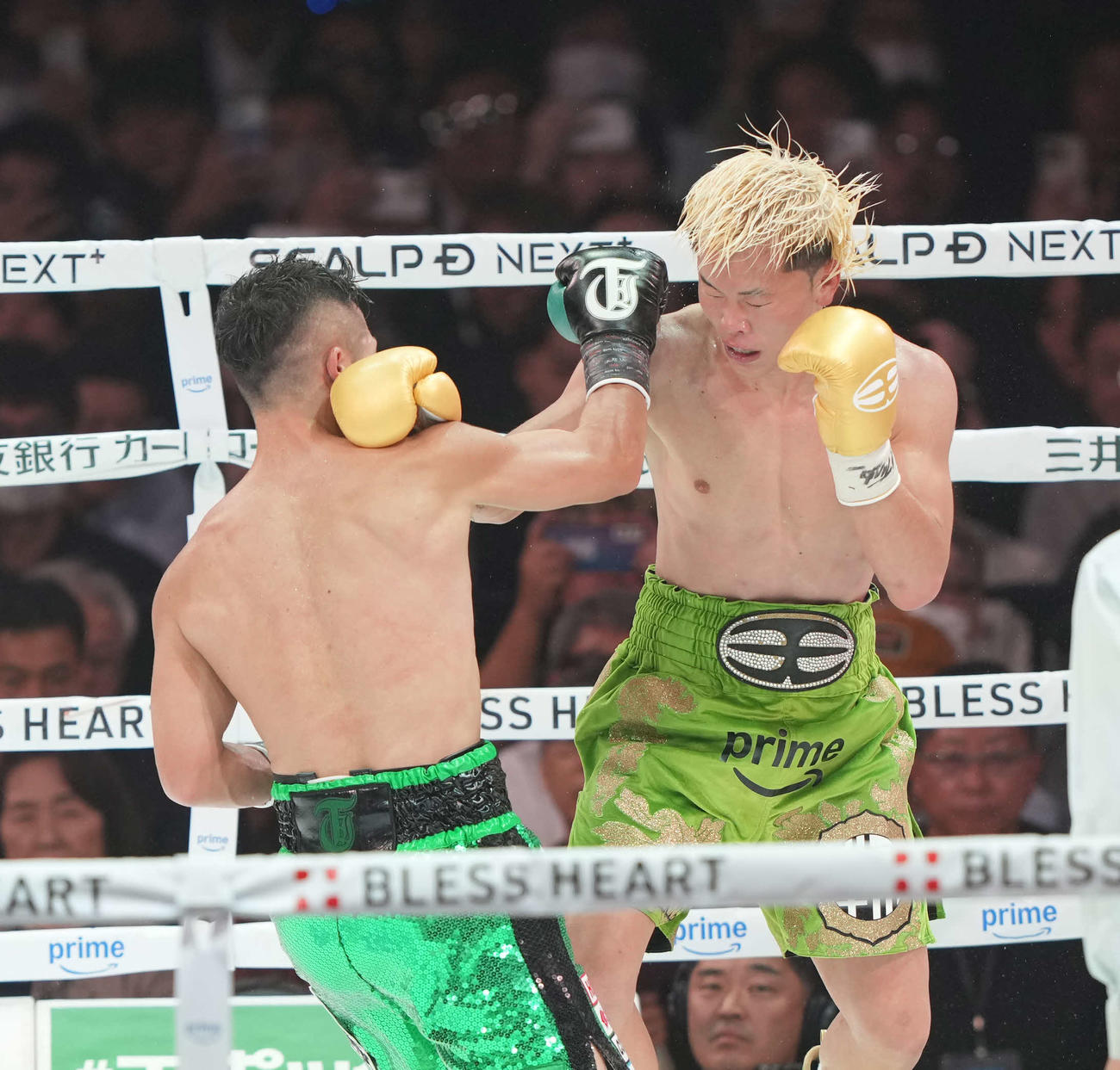 WBC世界バンタム級王座決定12回戦　12回、パンチを浴びる那須川天心（撮影・井上学）