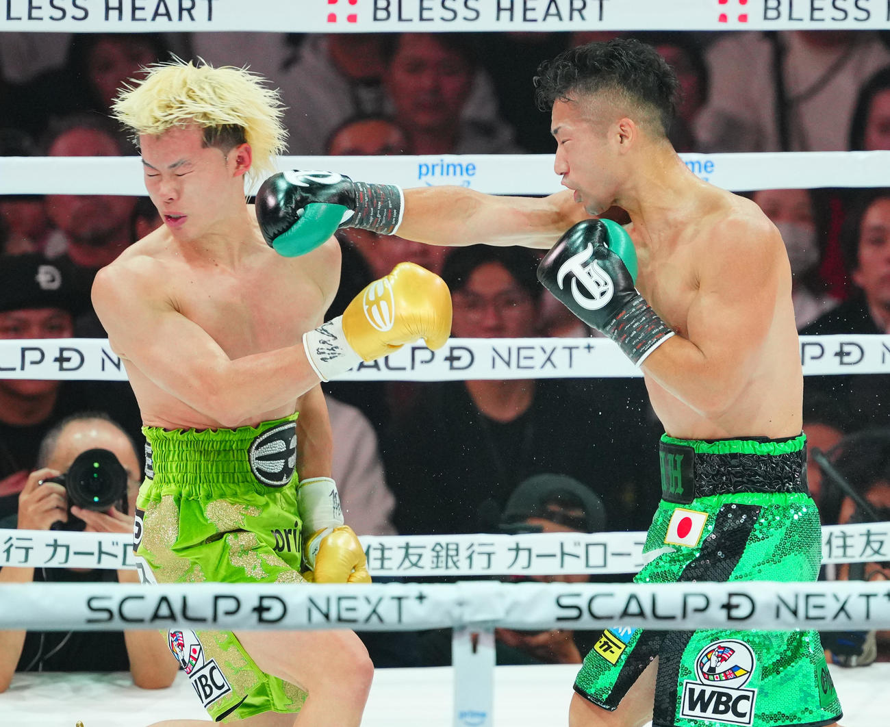 那須川天心対井上拓真　4回、右ストレートを打ち込む井上拓（右）（撮影・垰建太）