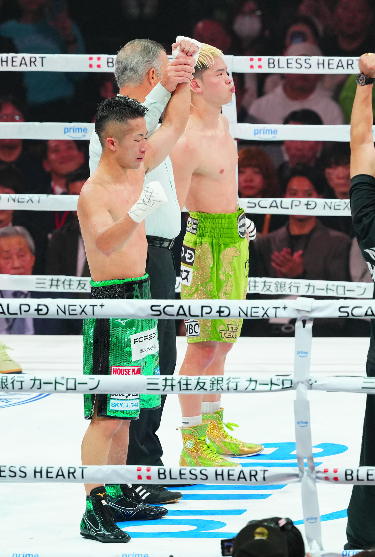 那須川天心対井上拓真　判定で那須川（後方）に勝利し勝ち名乗りを受ける井上拓（撮影・垰建太）