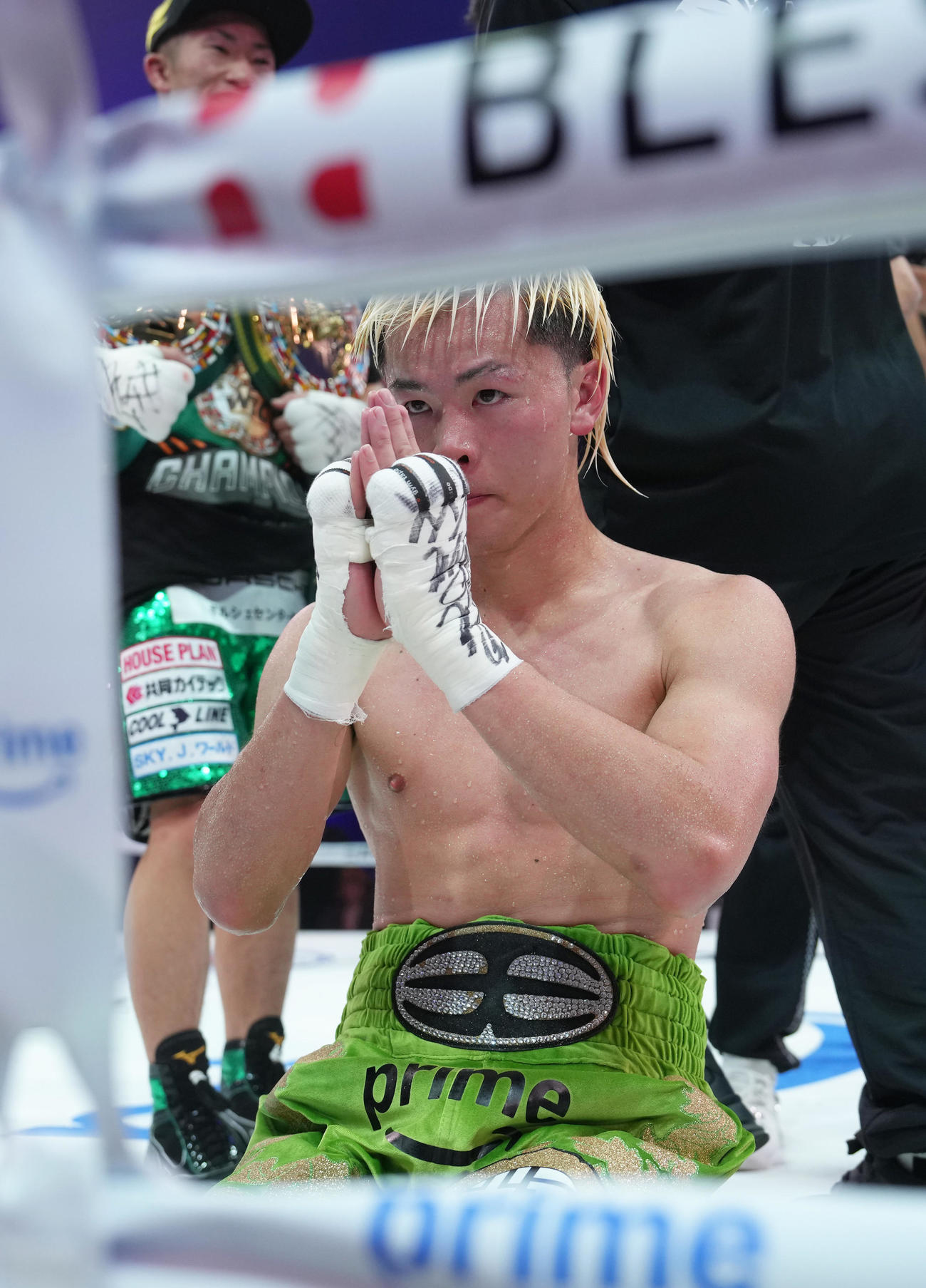 WBC世界バンタム級王座決定戦　井上拓に敗れた那須川はファンに手を合わせ謝罪する（撮影・足立雅史）