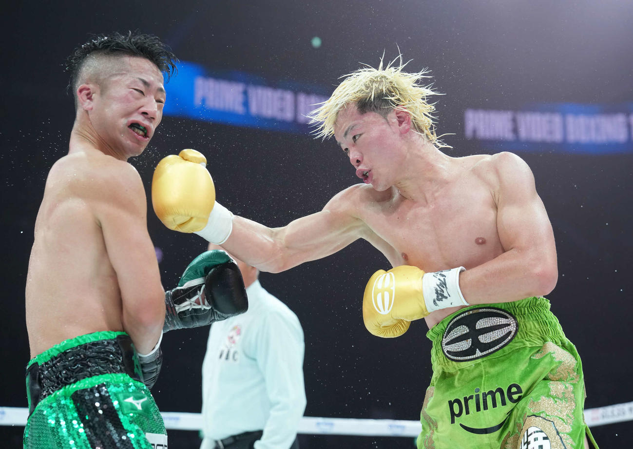 WBC世界バンタム級王座決定戦　8回、那須川（右）は井上に右パンチを見舞う（撮影・足立雅史）