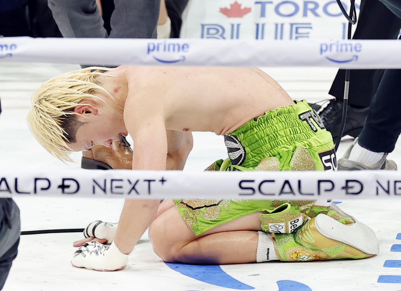 那須川天心対井上拓真　井上拓真に完敗し、リング上で土下座する那須川天心（共同）