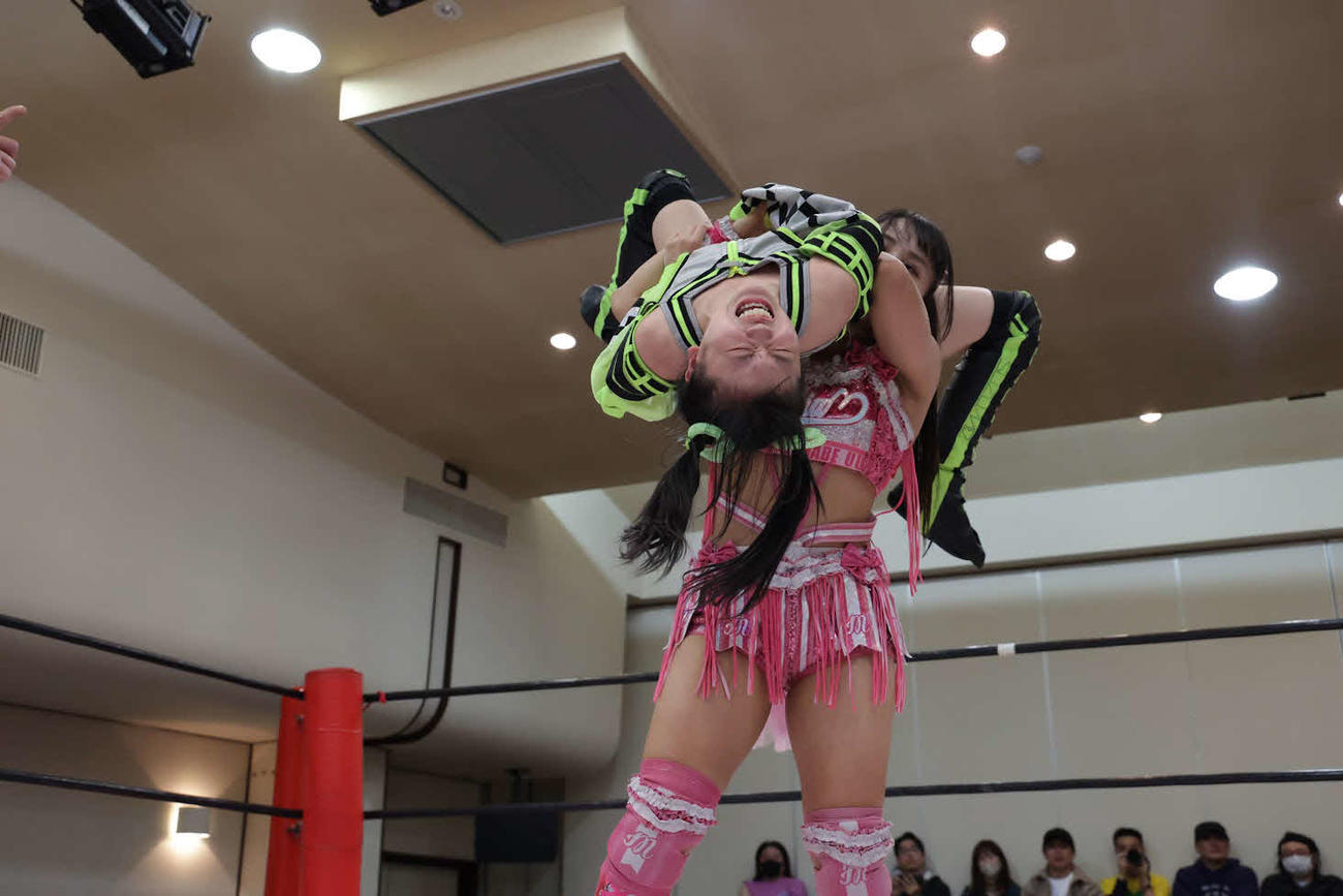 鈴芽（上）をアルゼンチンバックブリーカーで捕らえる渡辺未詩