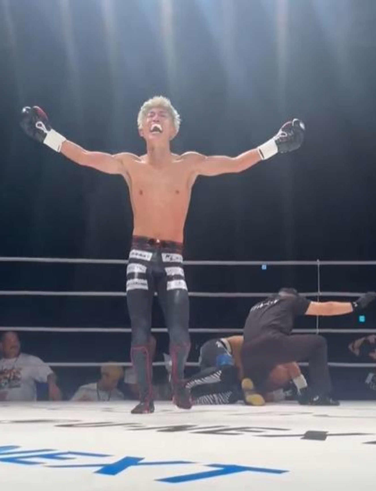 S－cup優勝を飾った安本晴翔（シュートボクシング公式Xから）