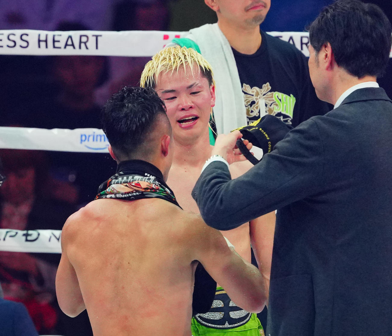 試合後、言葉を交わす那須川天心と井上拓真