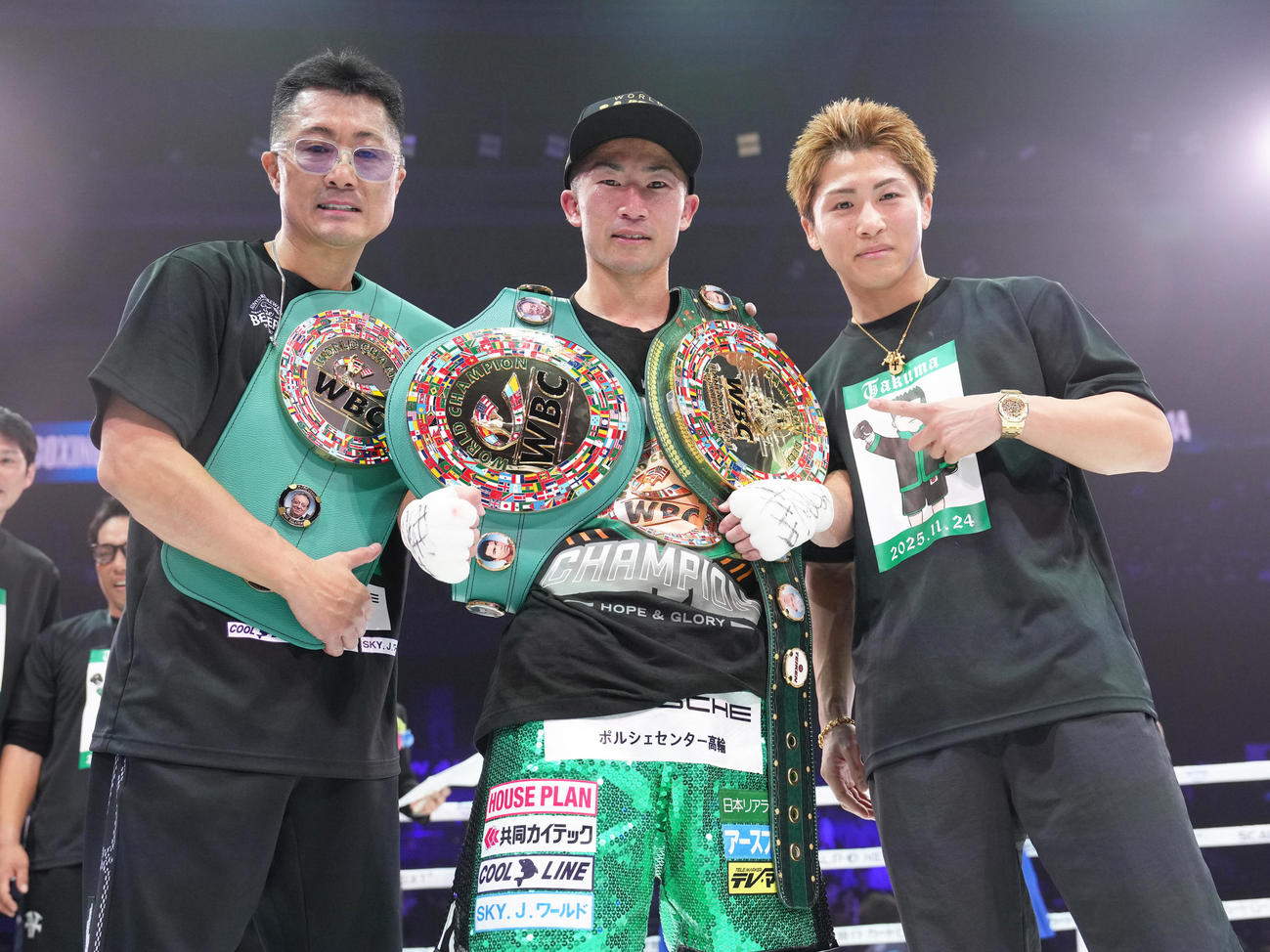 WBC世界バンタム級王座決定戦　那須川に勝利した井上拓真（中央）はベルトを手に兄尚弥（左）、父真吾トレーナーと笑顔（2025年11月24日撮影）