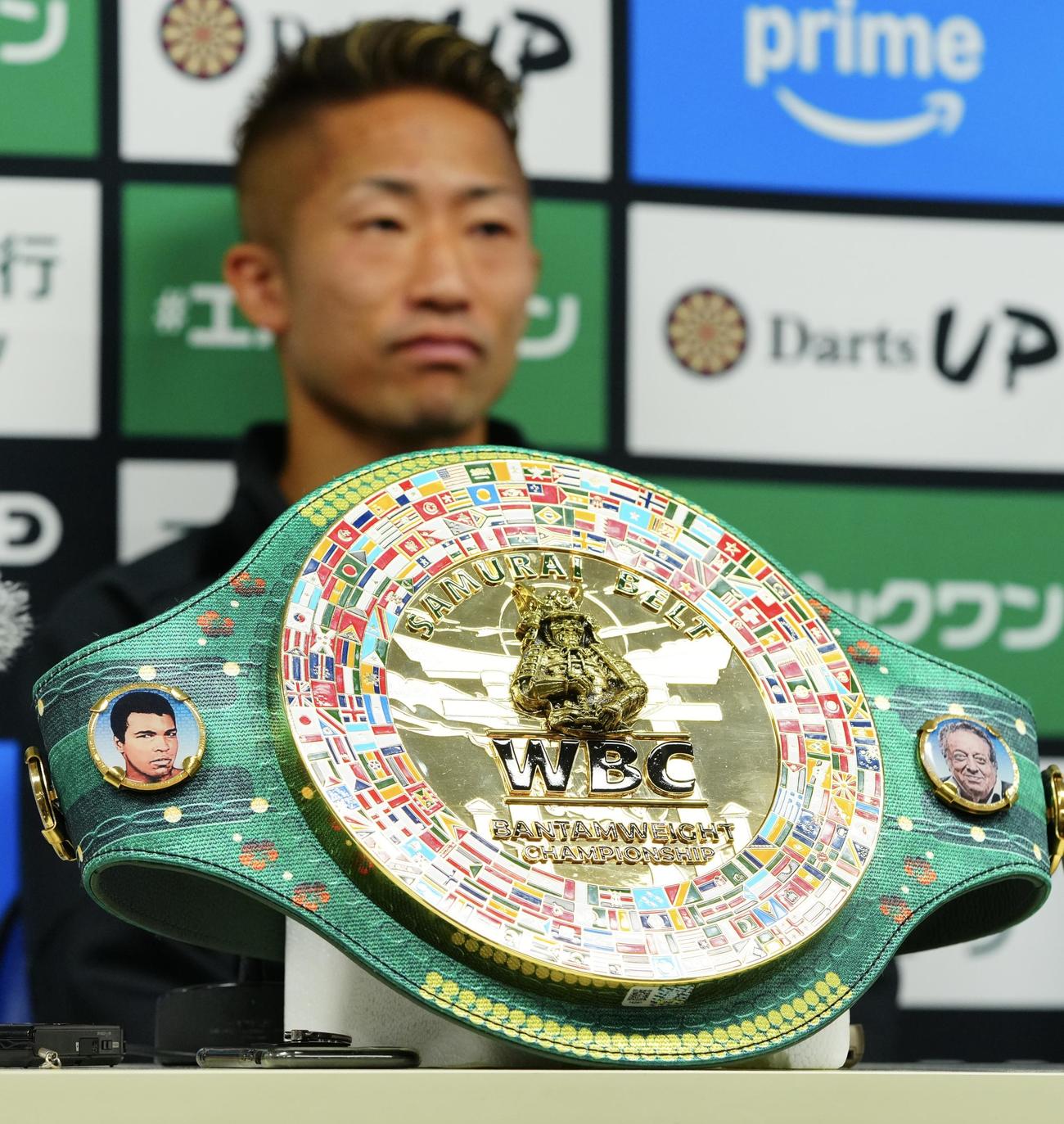 一夜明け会見に置かれた井上拓真のWBCの「サムライベルト」（撮影・垰建太）