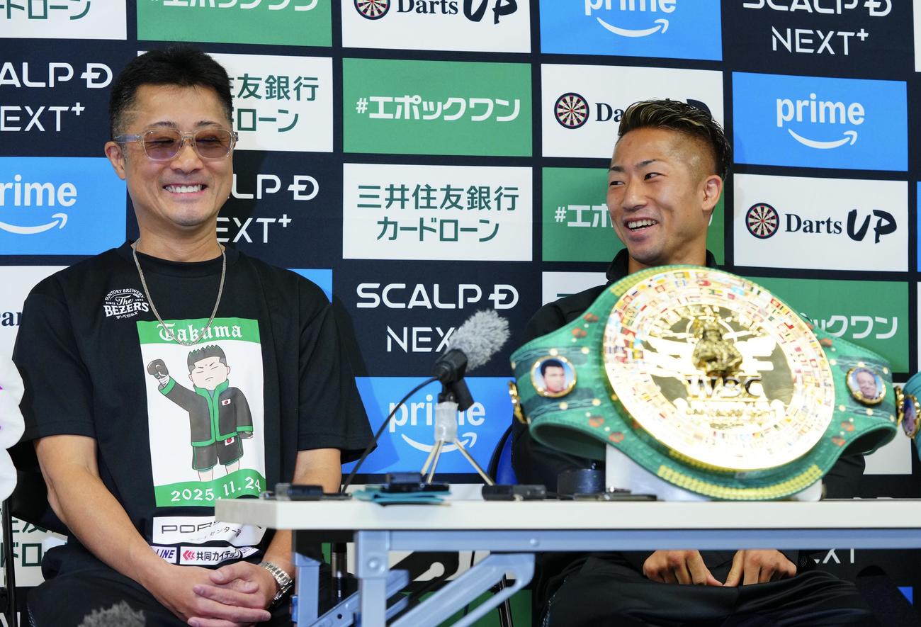 笑顔で一夜明け会見に臨む井上拓（右）と父の真吾トレーナー（撮影・垰建太）