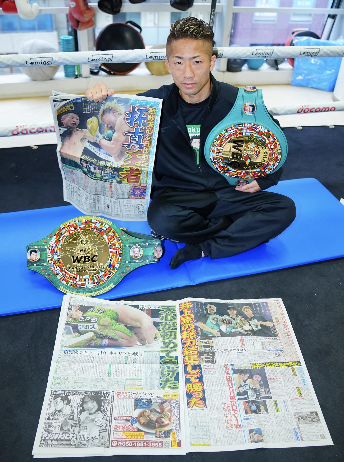 一夜明け会見で日刊スポーツを手に写真に納まる井上（撮影・垰建太）