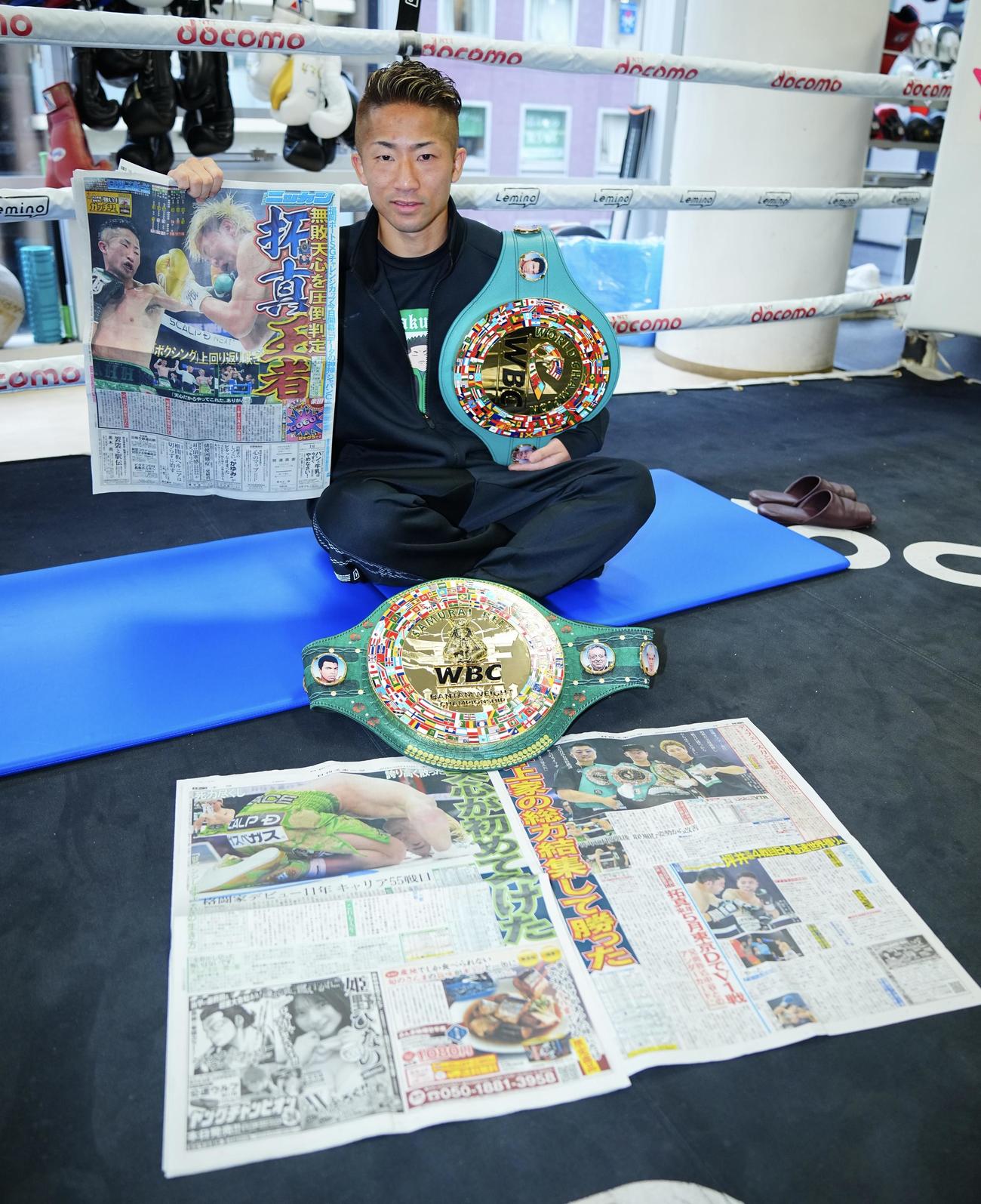 一夜明け会見で日刊スポーツを手に写真に納まる井上（撮影・垰建太）