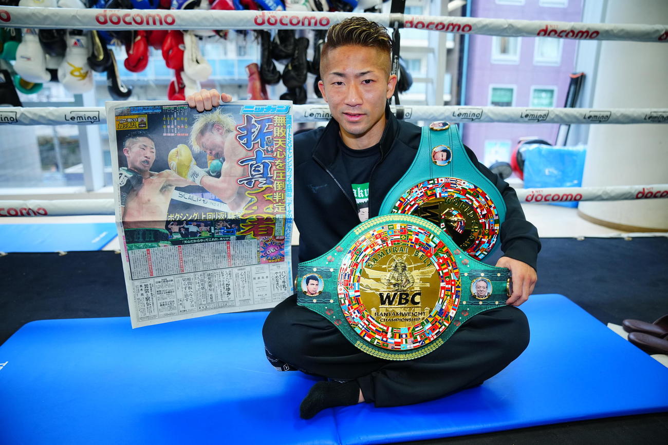 一夜明け会見で日刊スポーツを手に写真に納まる井上（撮影・垰建太）