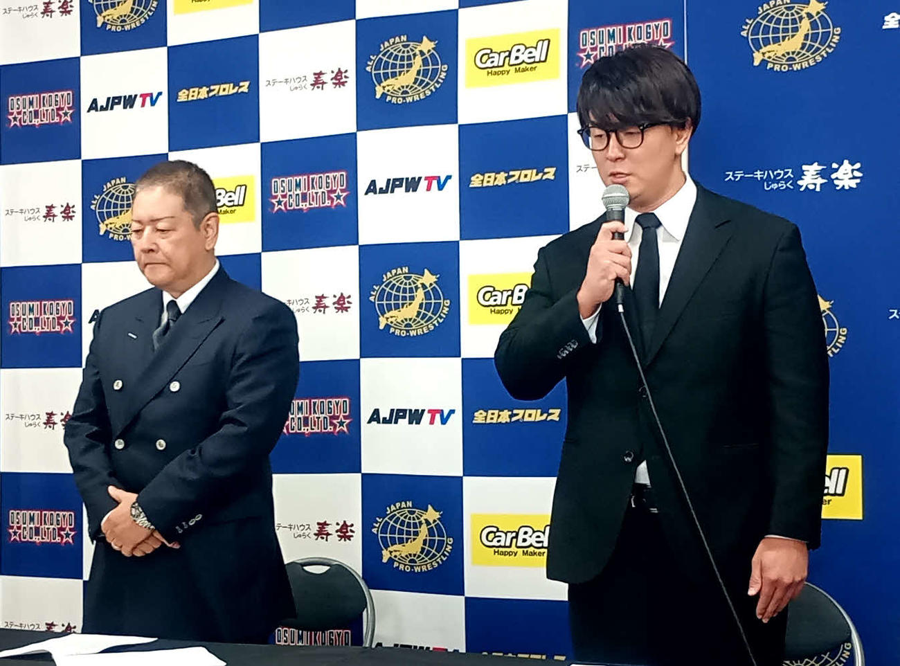 謝罪する青柳優馬（右）と十枝利樹取締役