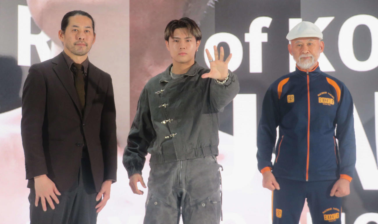 26年2月19日に再起戦に臨む佐々木尽（中央）。左端は中屋一生会長、左は中屋広隆チーフトレーナー